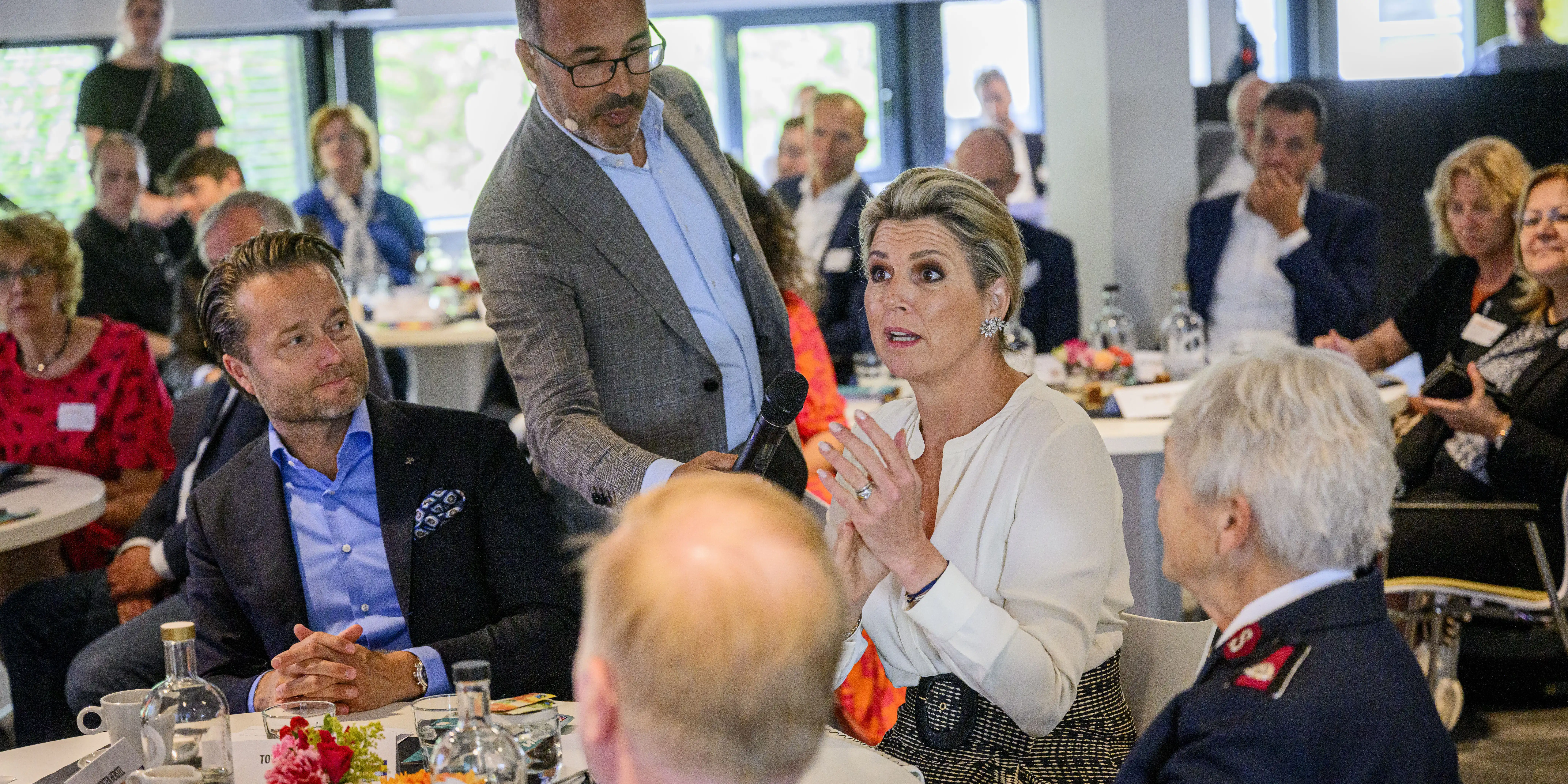 Koningin Máxima aan het woord tijden de bijeenkomst over financiële gezondheid werknemers