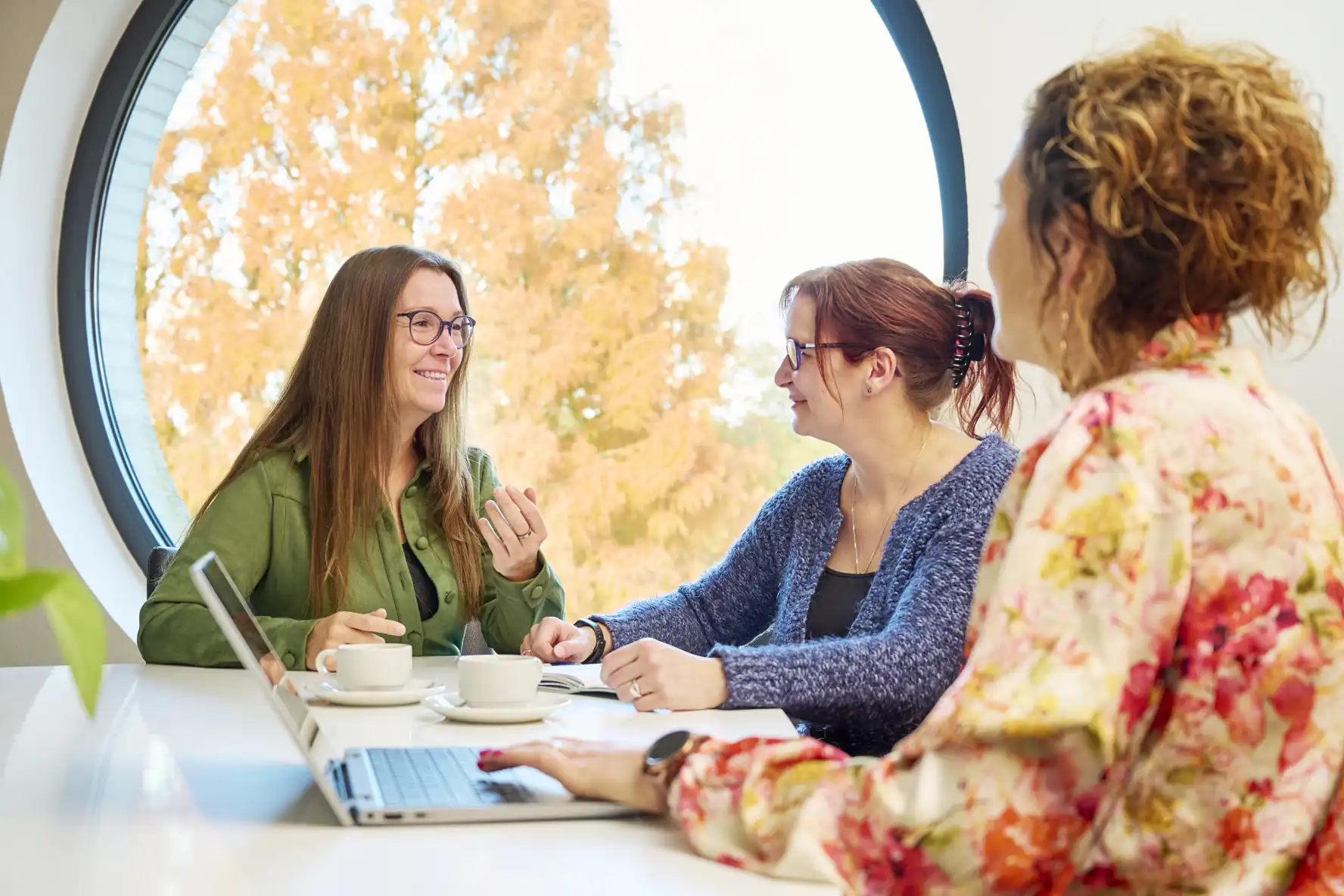 Jobcoach in gesprek om te luisteren en te ondersteunen bij problemen