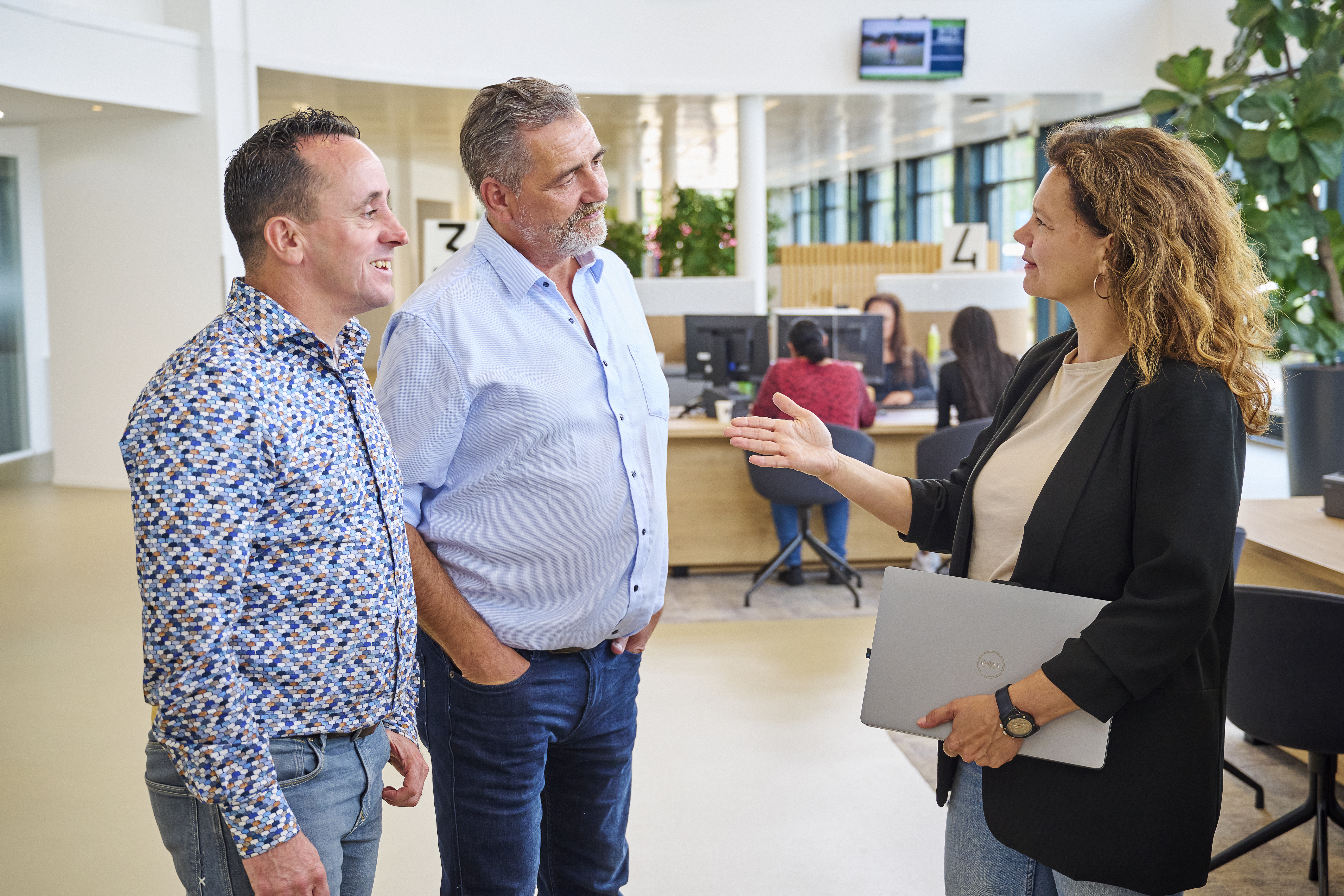 Erik in gesprek op zijn werkplek