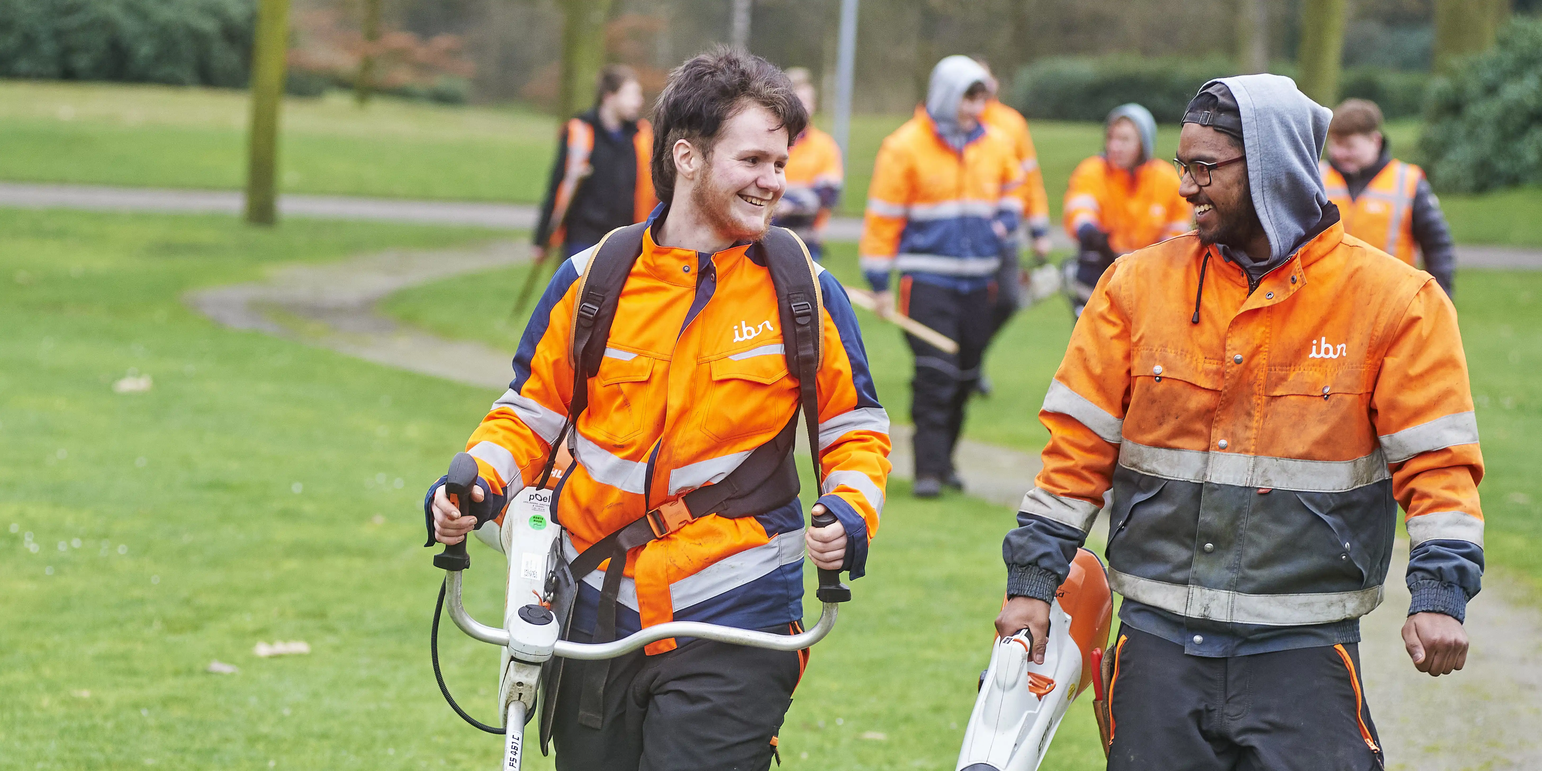 De jongeren lopen door het park