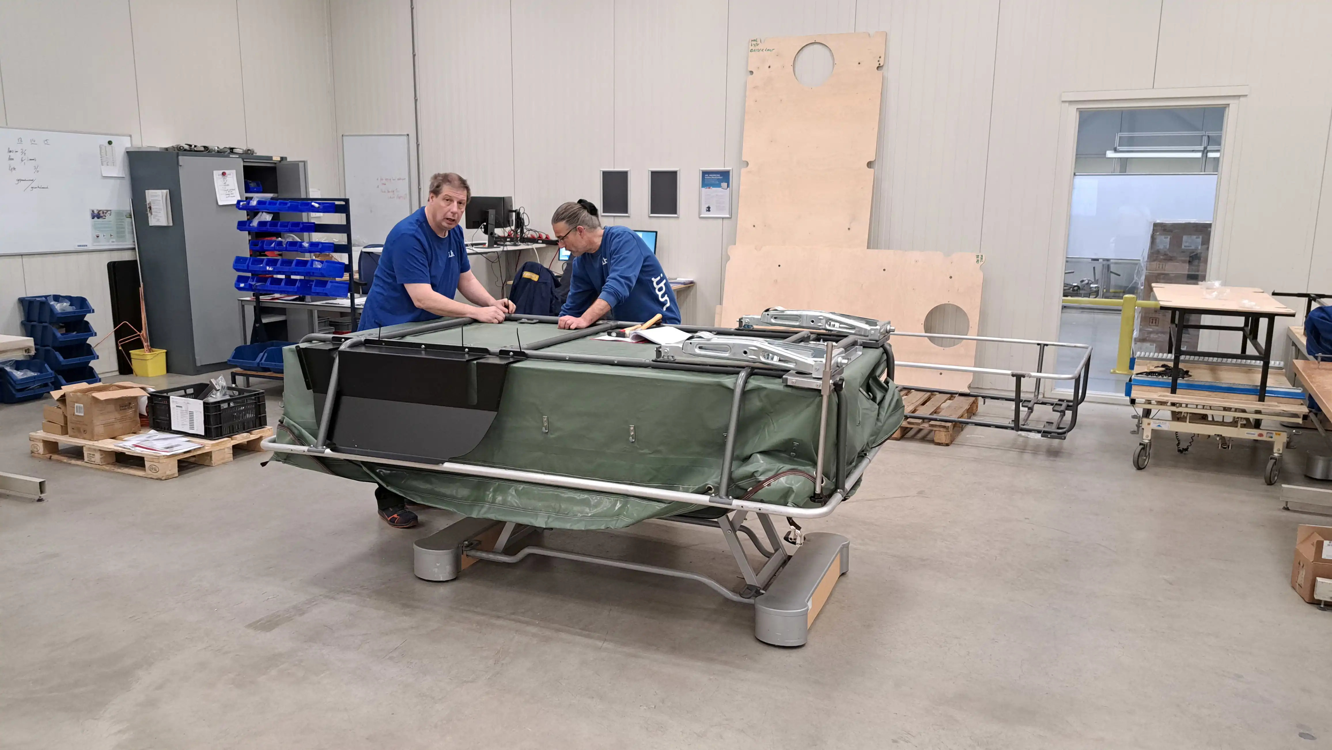 IBN medewerkers aan het werk aan een Holtkamper vouwwagen 