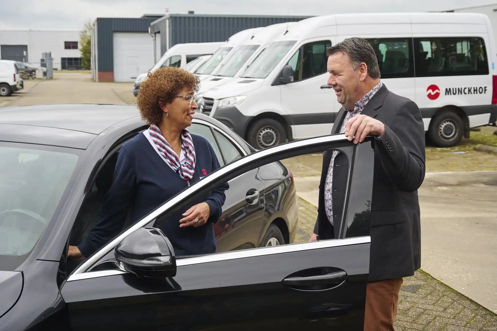 Cecilia in gesprek met bedrijfsleider Twan