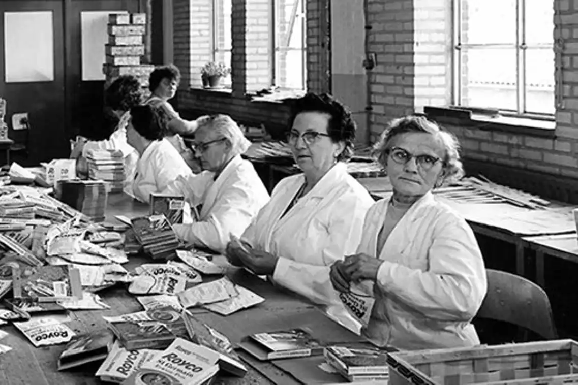 Zwart wit foto van medewerkers die vroeger bij de start van IBN hun werkzaamheden verrichten