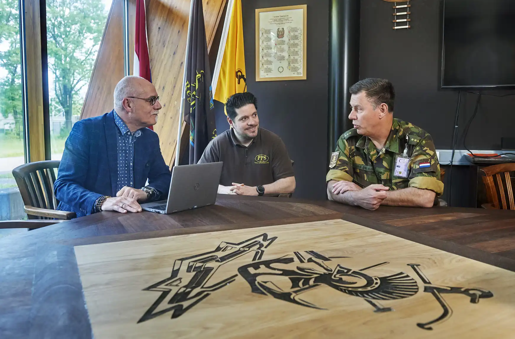 Koen in gesprek op zijn werkplek