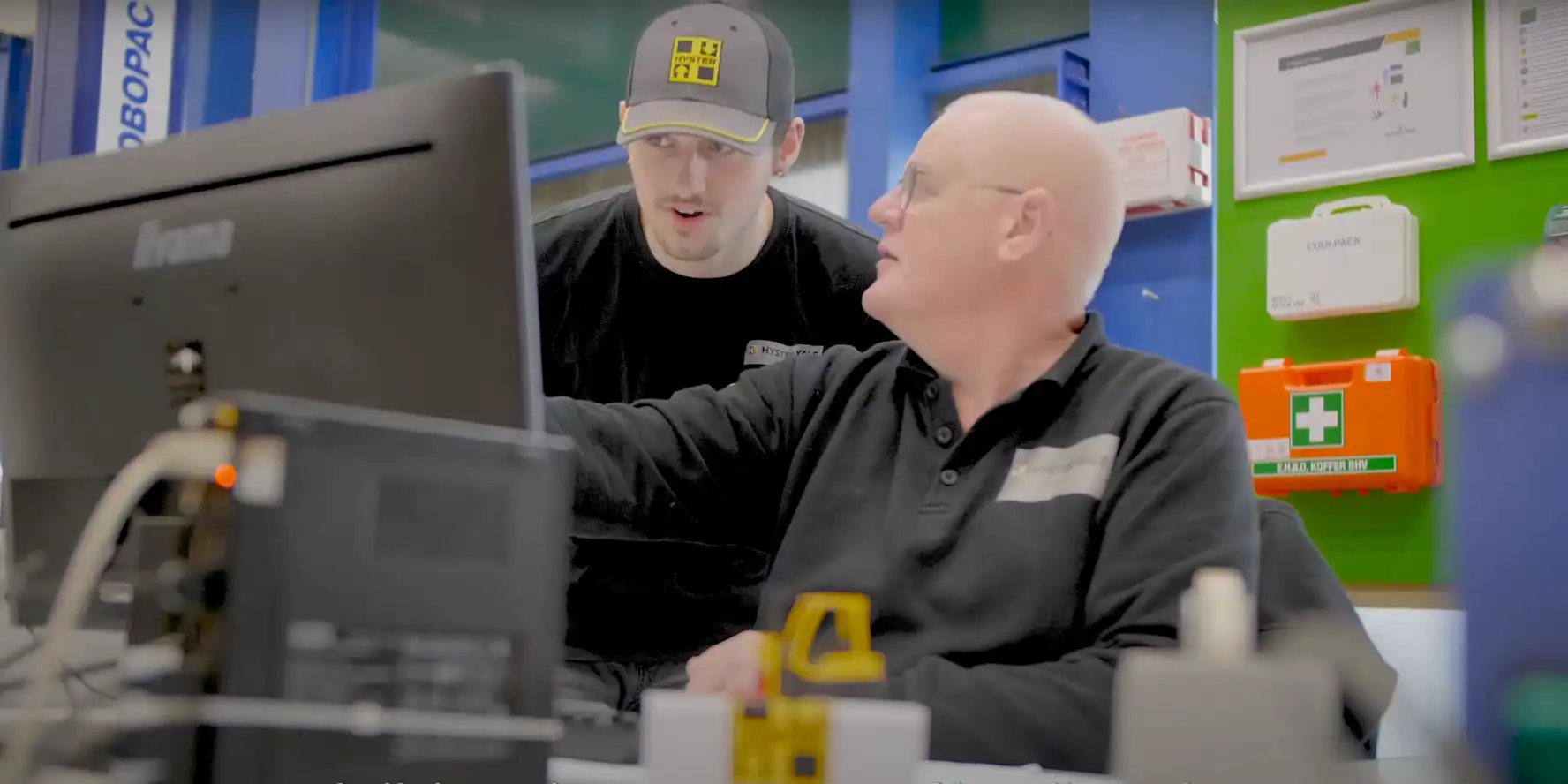 Werkbegleider Frans legt aan medewerker van IBN uit wat er gedaan moet worden