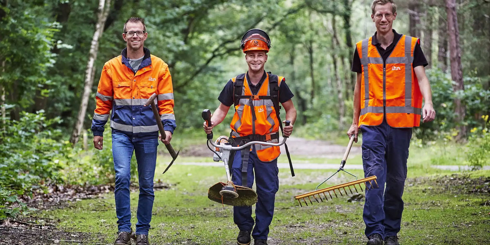 Medewerkers van IBN die werken in het groen