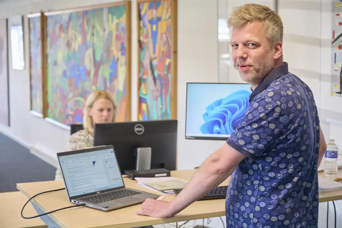 Emiel aan het werk als administratief medewerker bij Openbare Ruimte