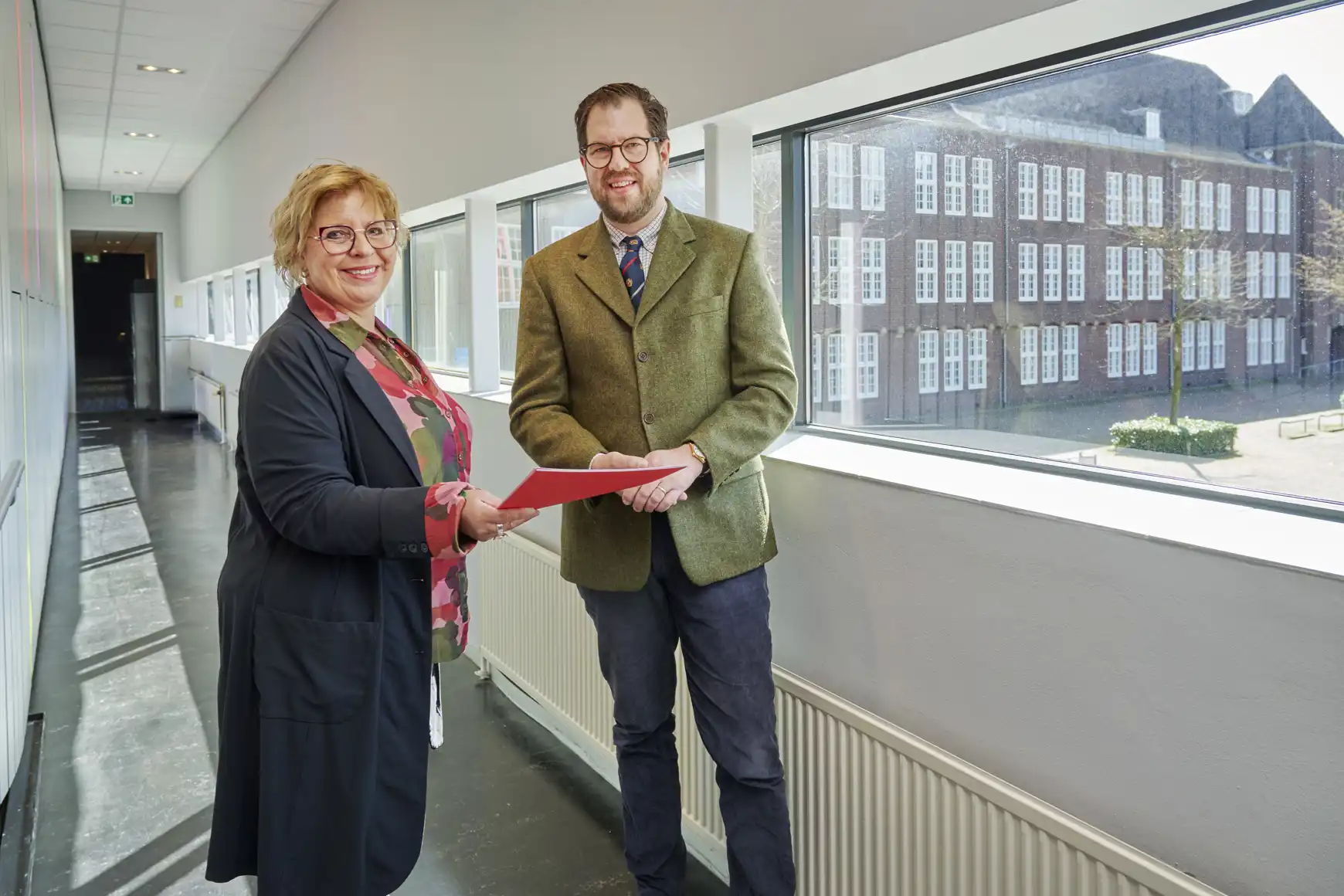 Aukje en Tim met de praktijkverklaring