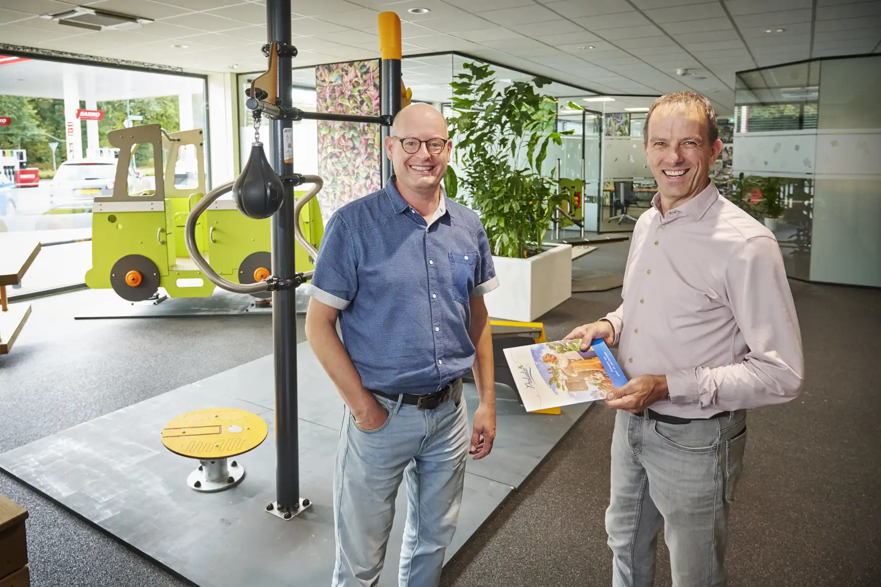 Rico en Emiel in het pand van proludic voor verschillende speeltoestellen