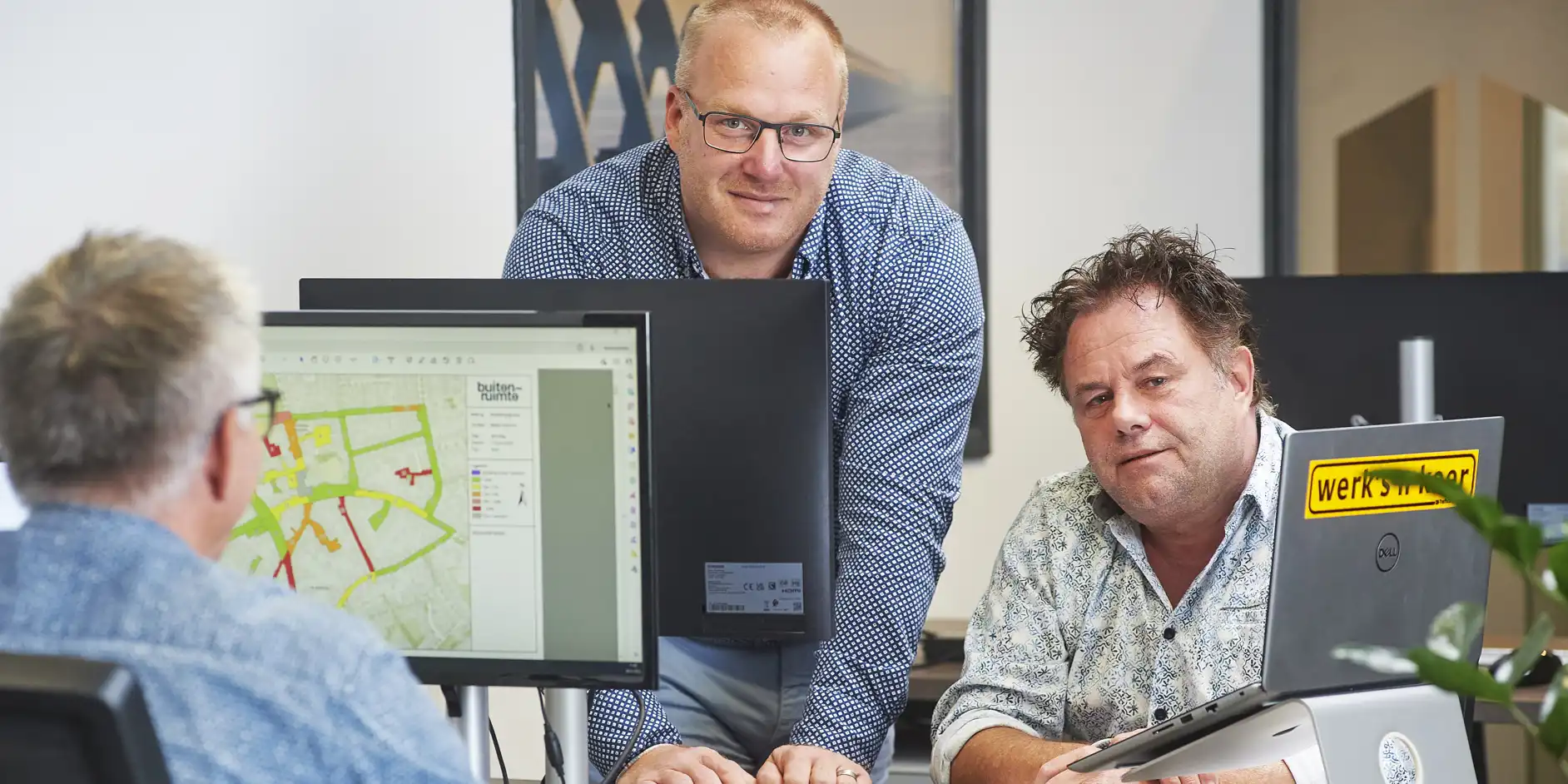 Rob met Louis achter de computer bij Buiten-Ruimte