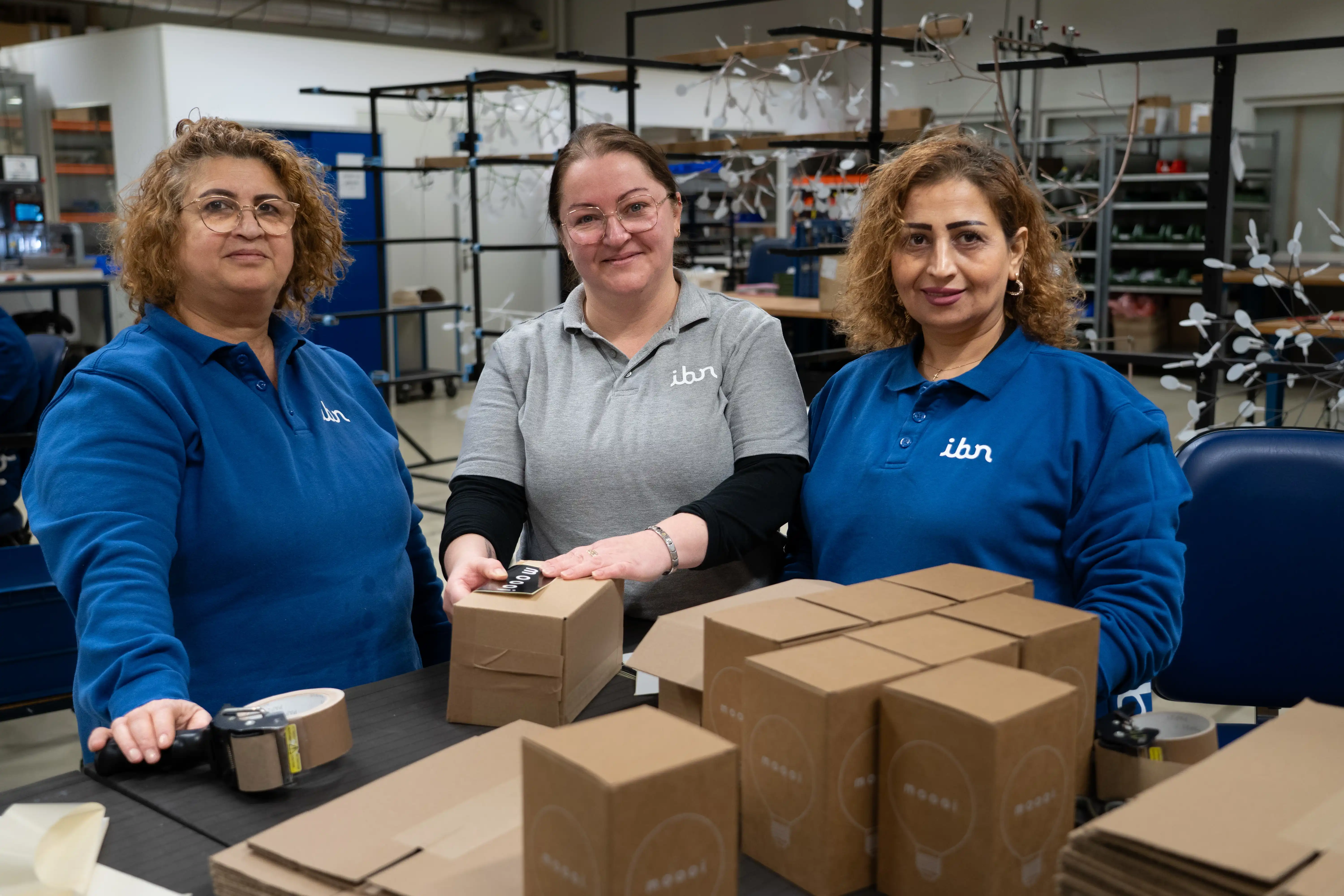 Iwona met haar collega's op haar werkplek