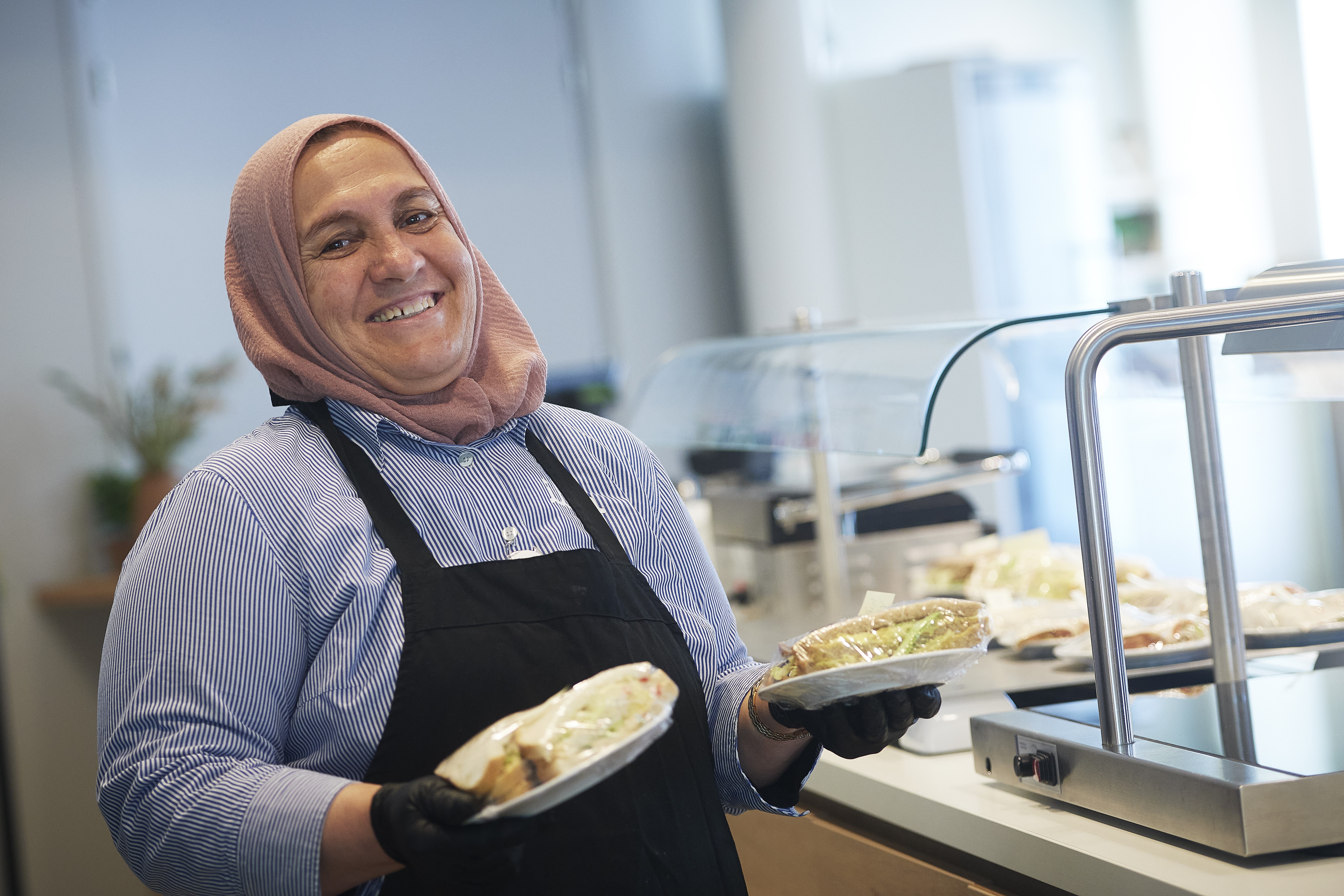 Sadika op een werkervaringsplek in de catering bij het gemeentehuis Meierijstad