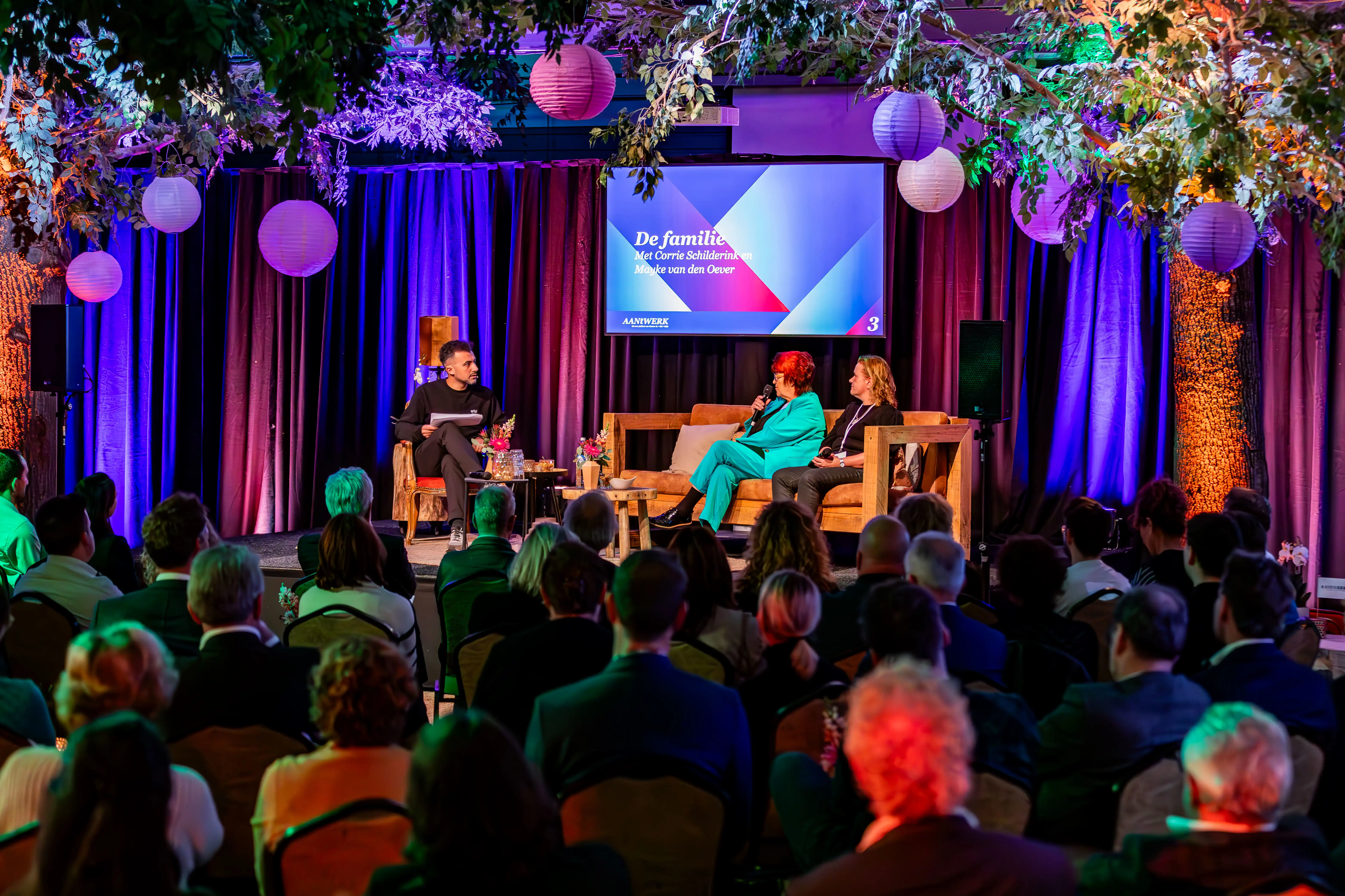 Foto van de zaal die aandachtig luisteren naar ondernemers