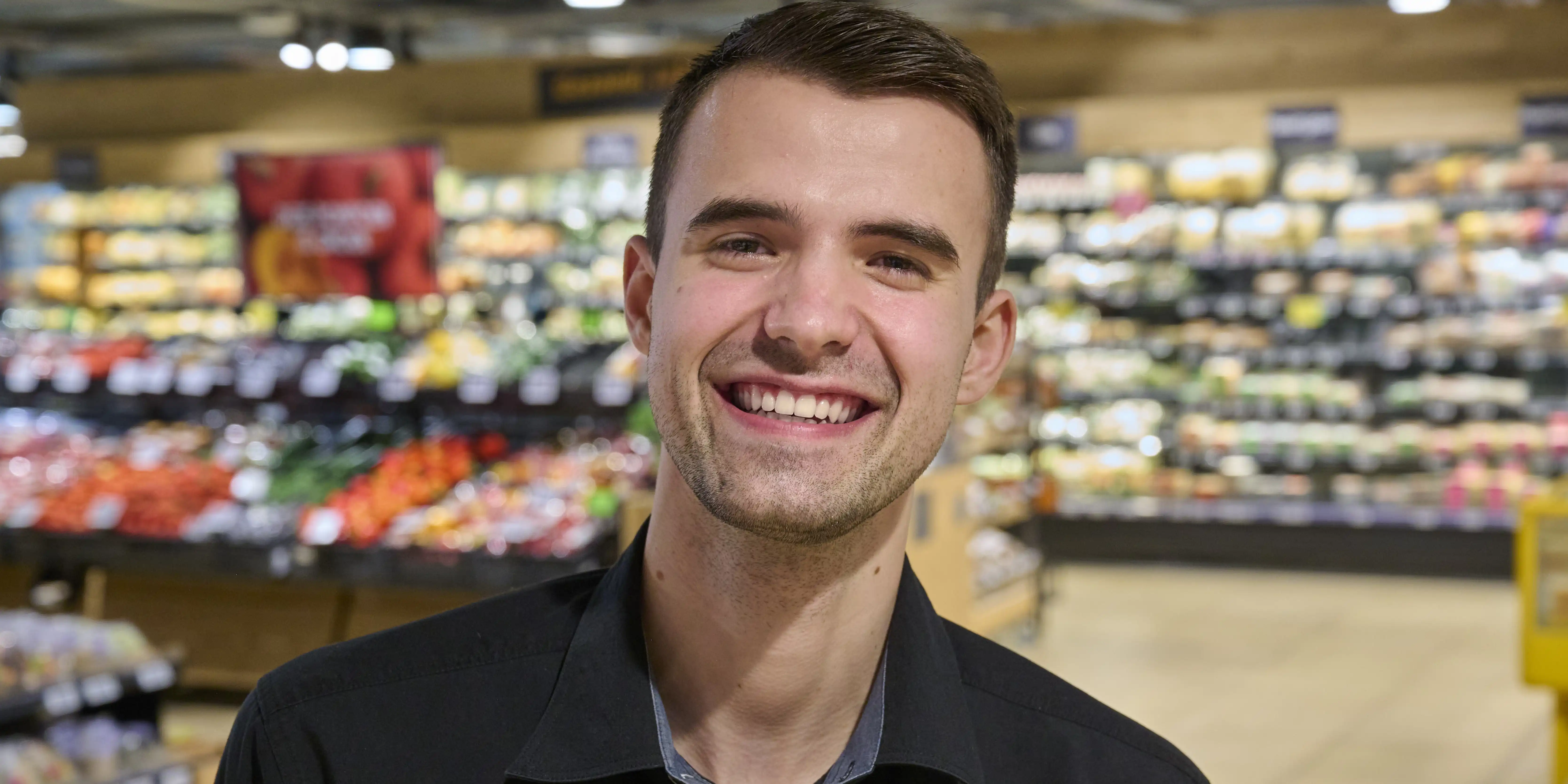 Thomas vertelt stralend zijn verhaal over zijn werkplek bij de Jumbo