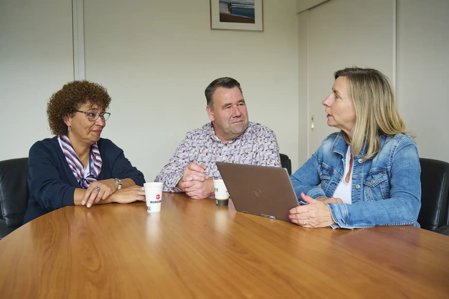 Cecilia in gesprek met bedrijfsleider Twan en haar consulent Connie