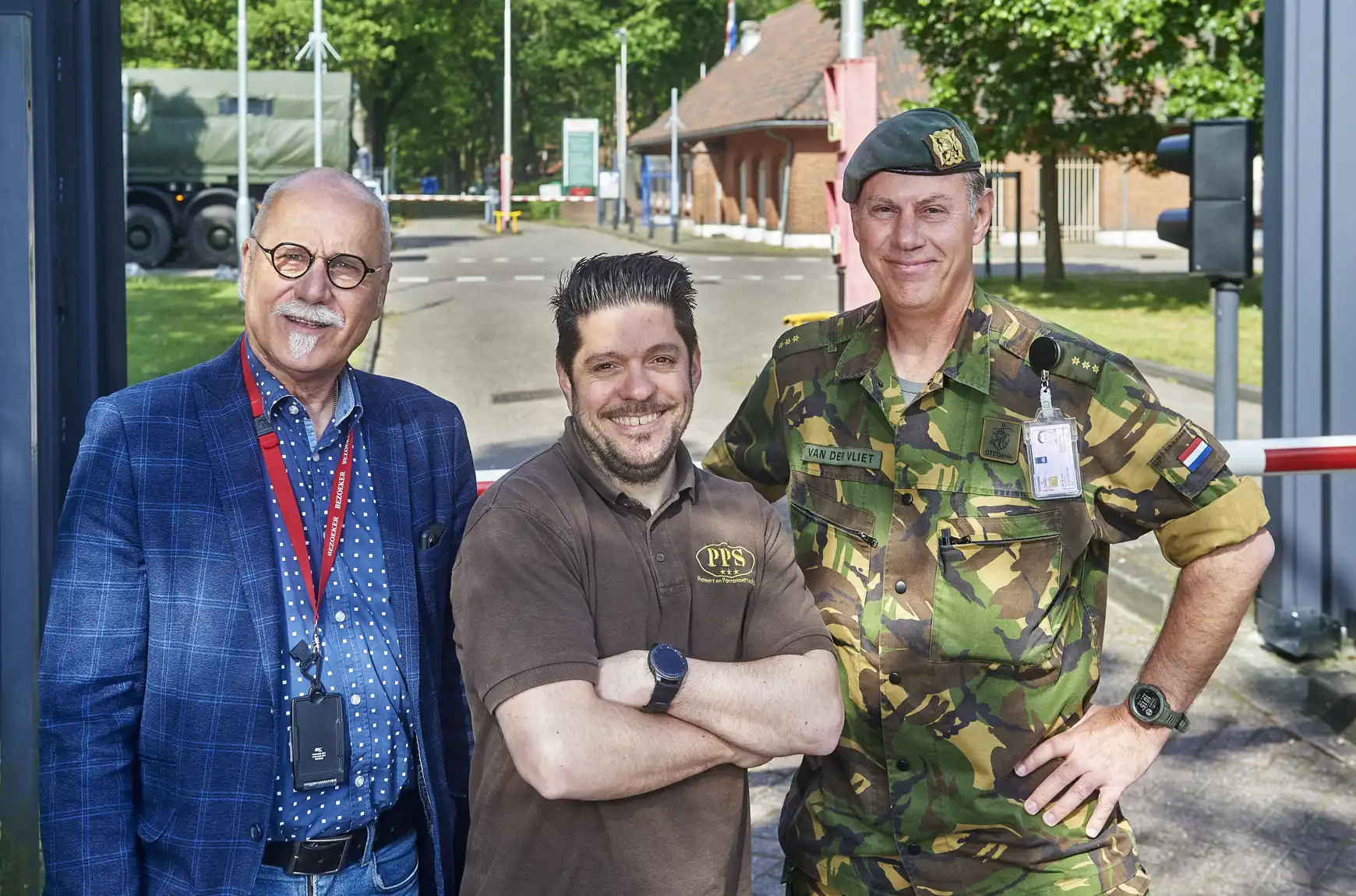 Op de foto bij de ingang van de kazerne staan Rob, Koen en Roel