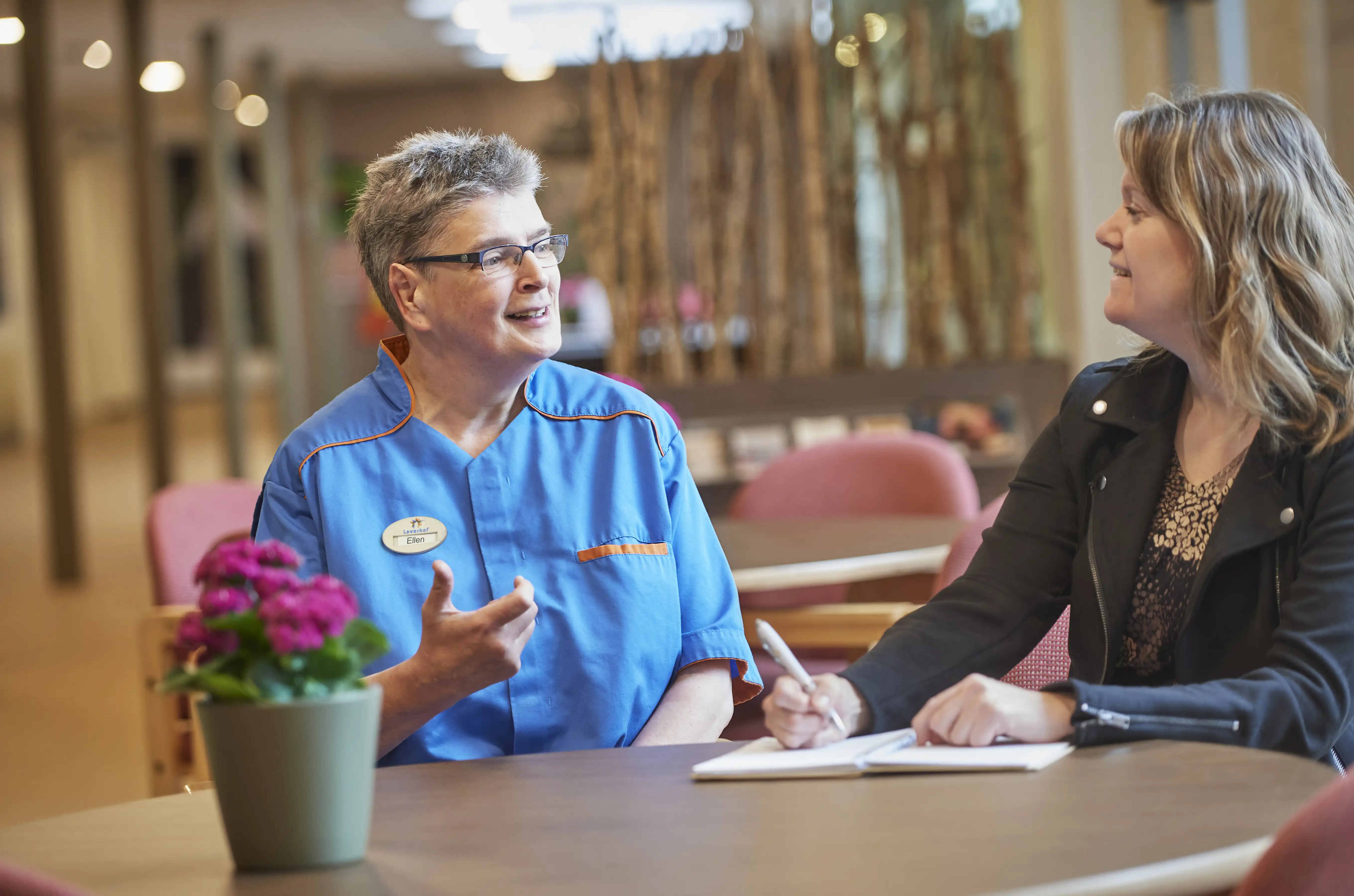 Ellen samen met haar consulent op haar werkplek