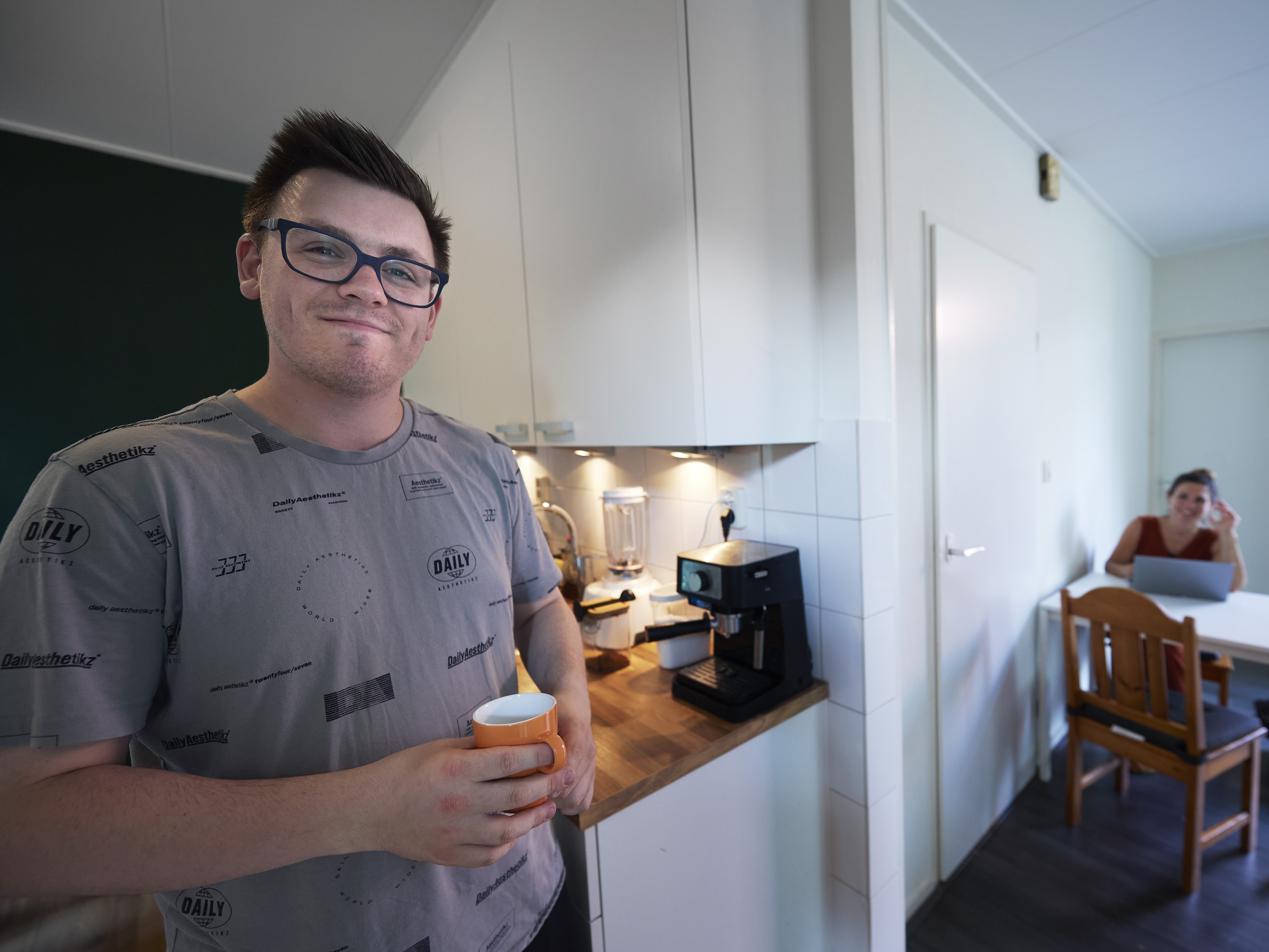 Joel thuis met een kop koffie in zijn handen