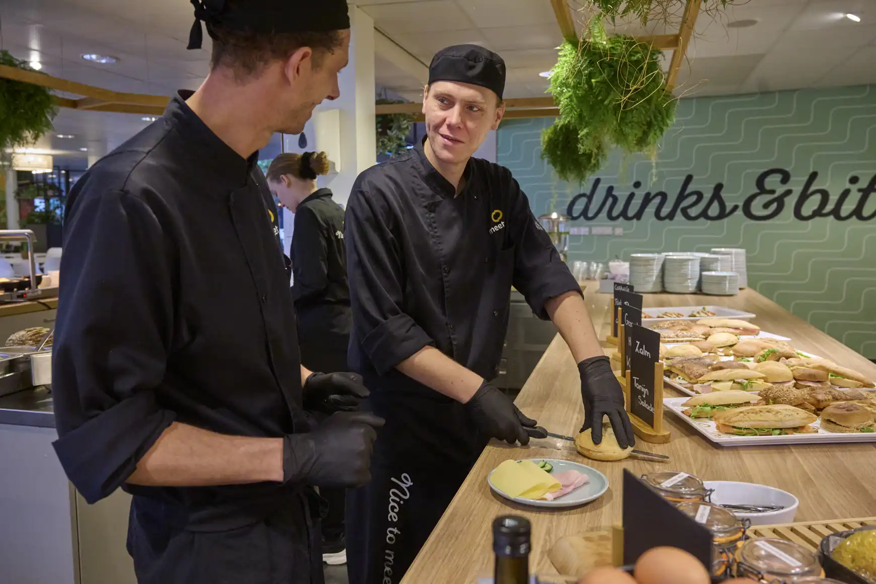Laura snijdt en belegt een broodje