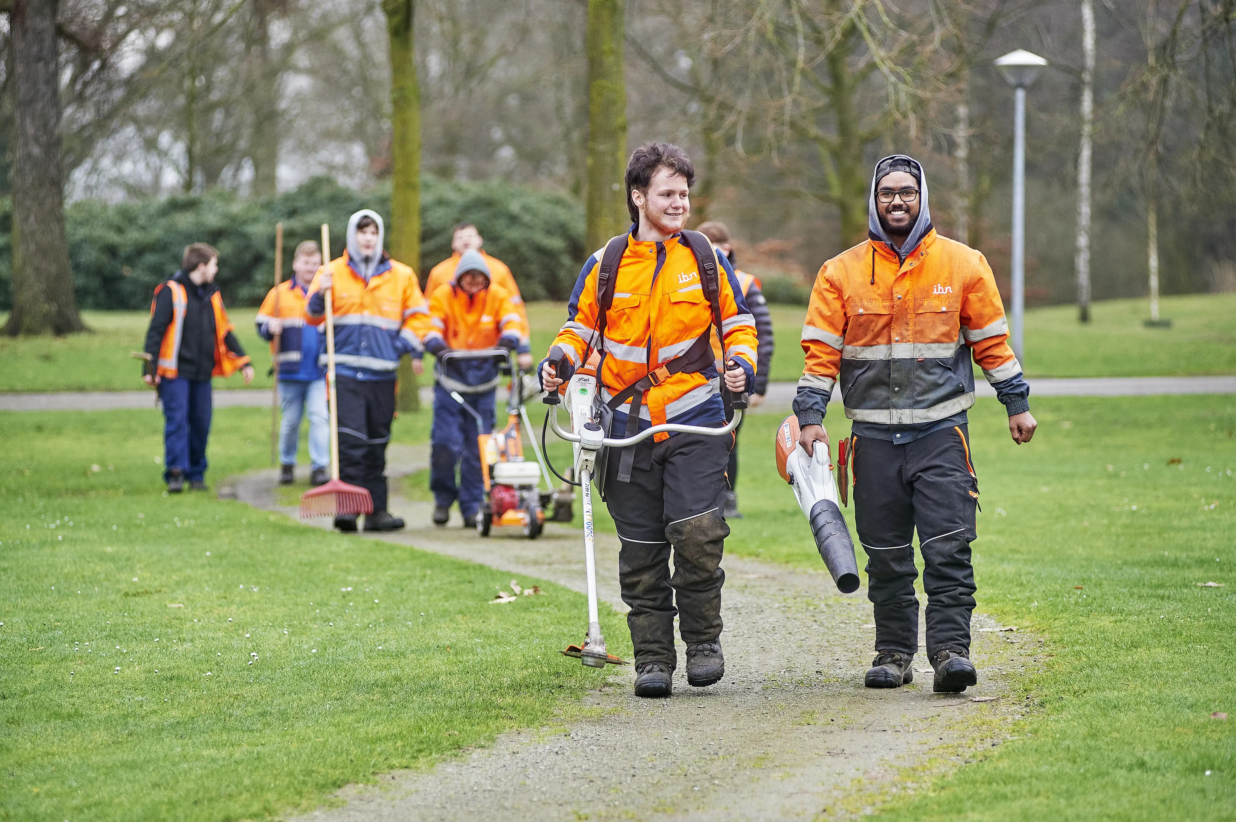 De jongeren met materialen in hun anden