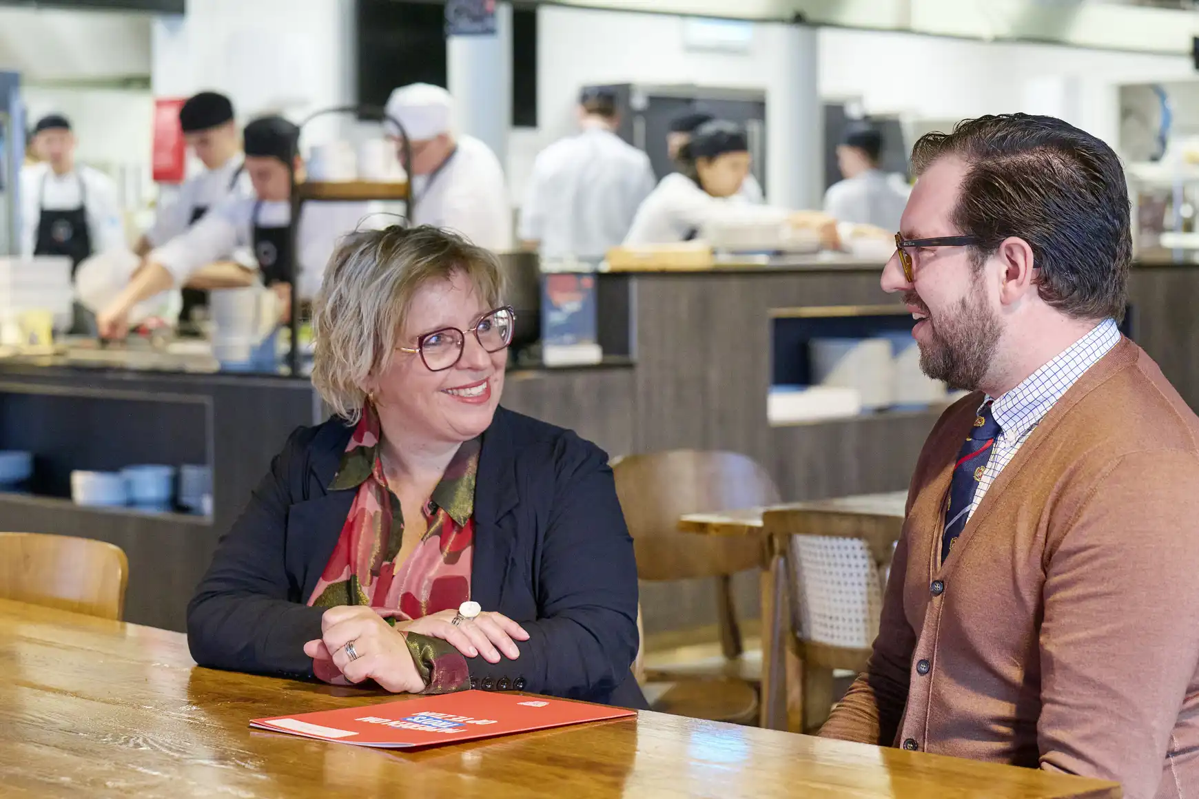 Aukje Kamphoven, accountmanager Leven Lang Ontwikkelen bij de Koningsacademie van KW1C en Tim Witsiers, accountmanager Participatie & Onderwijs bij IBN