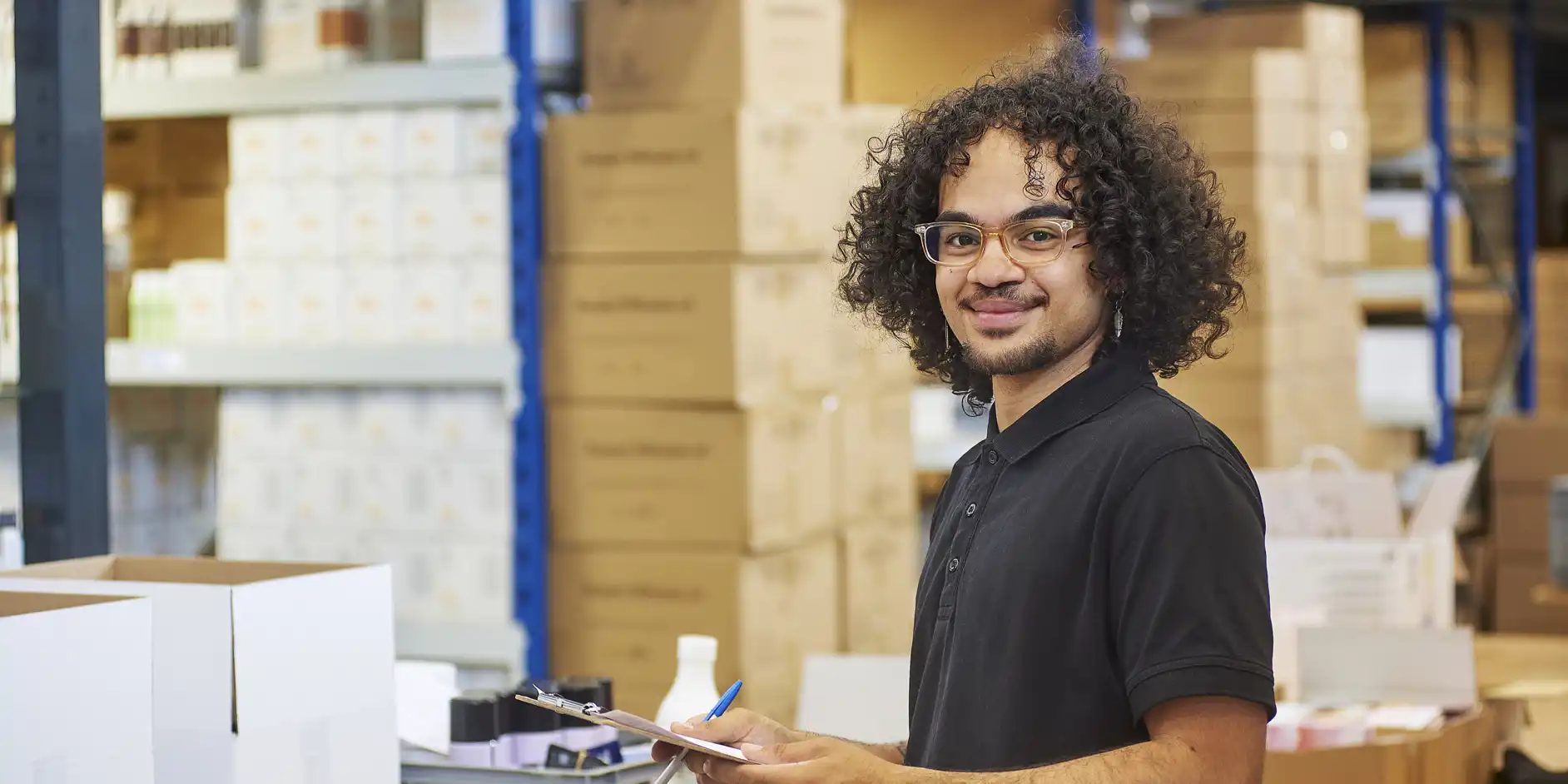 Nigel met een schrijfblok op zijn werkplek