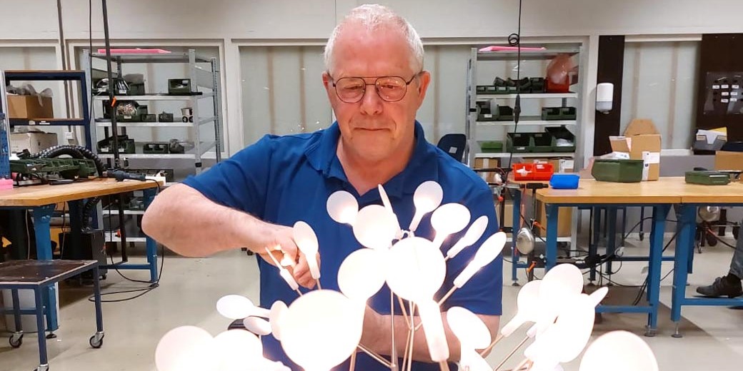 Willy werkt aan een lamp