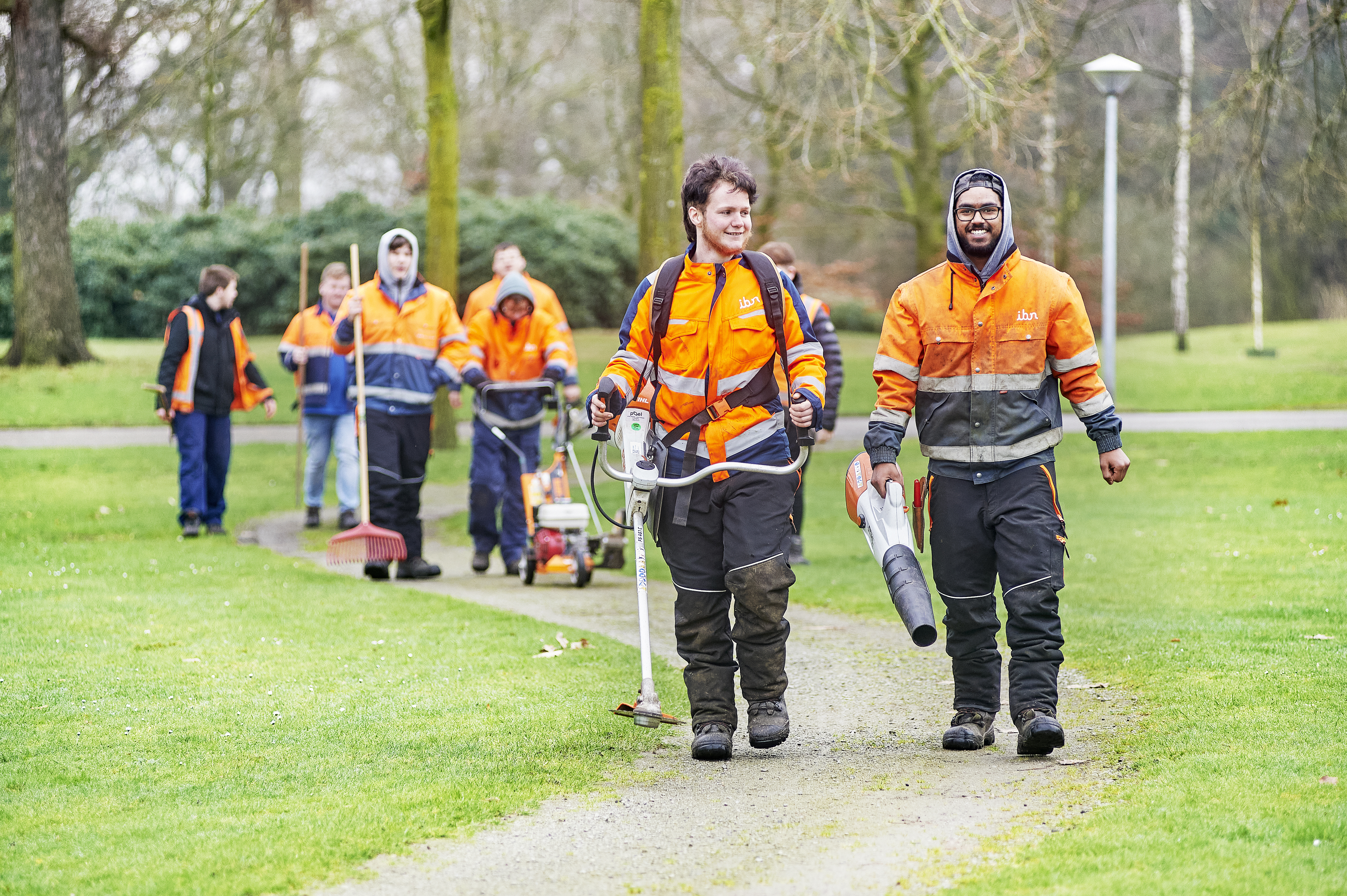 Simon van Tienen en DaMarcus Gajadhar lopen voor de groep uit