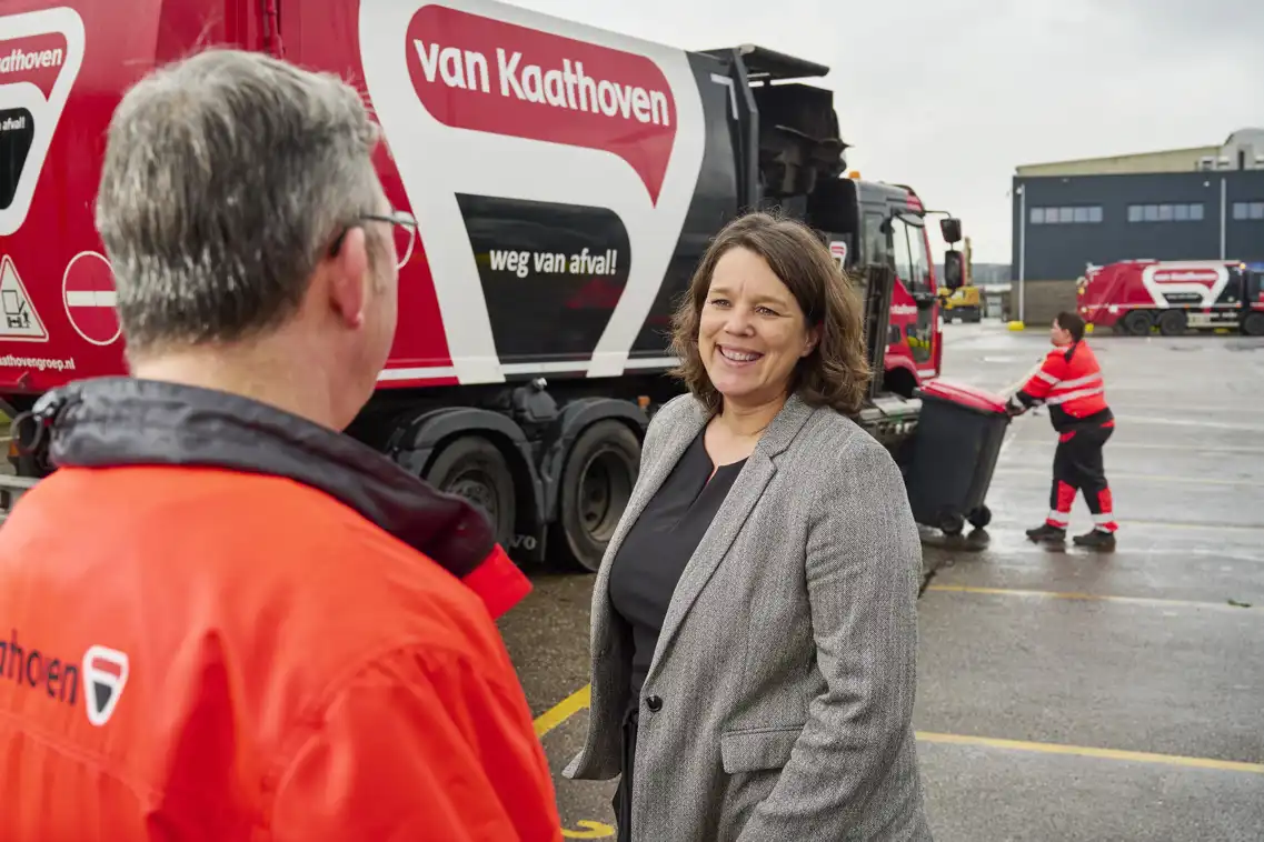 Directeur Janneke de Schutter met collega in gesprek van Van Kaathoven