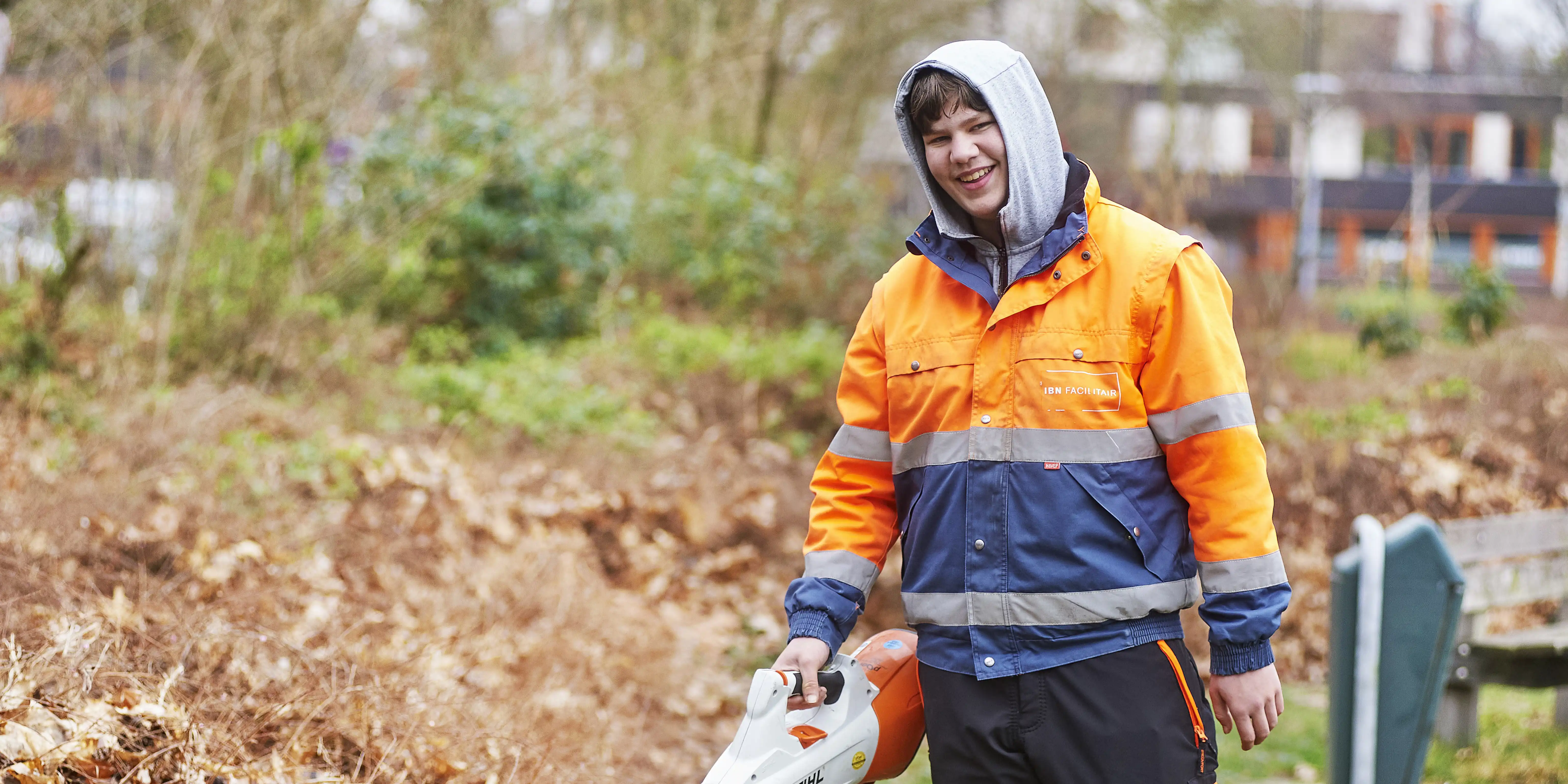 Jamie met de bladblazer