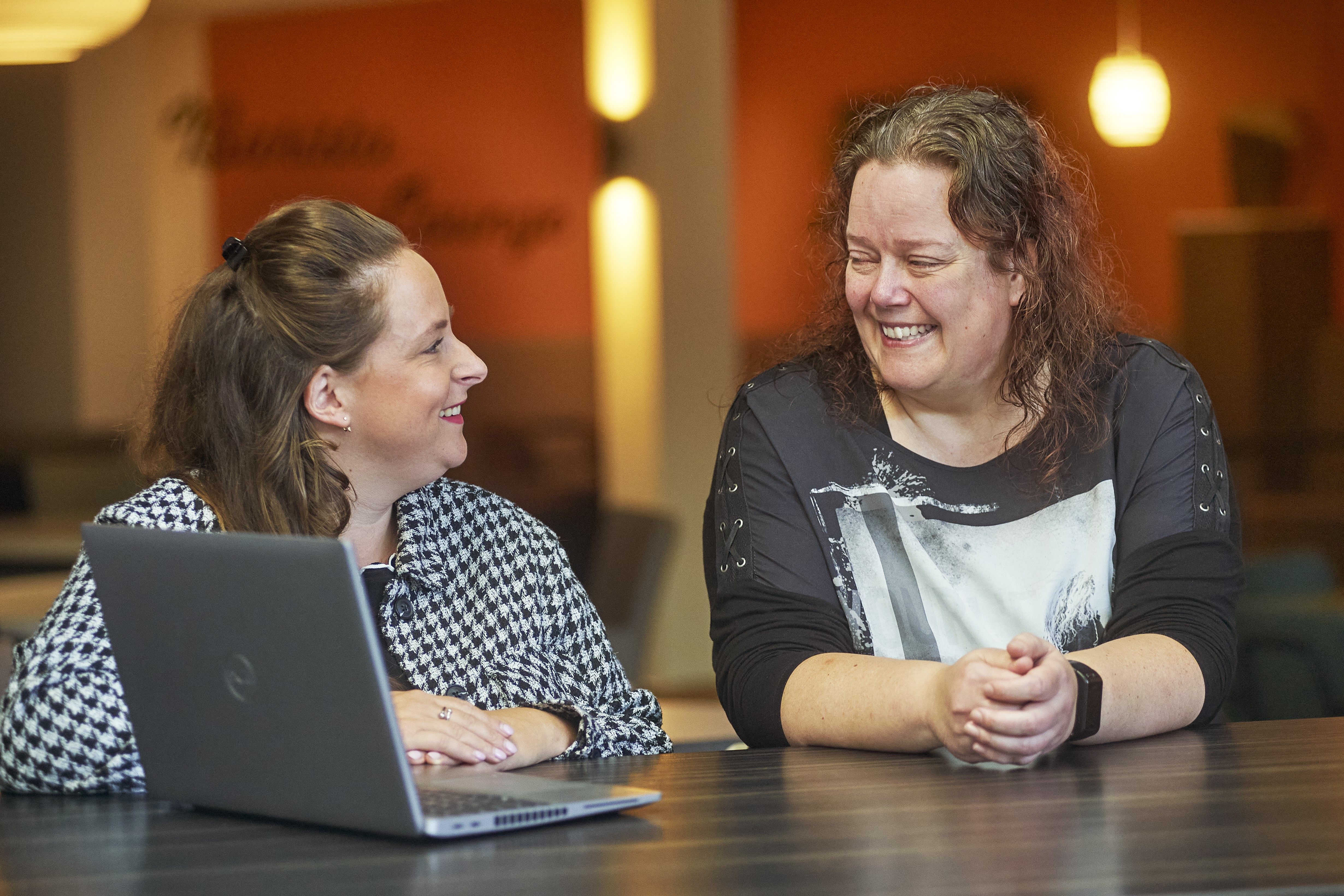 Gonnie aan de tafel is gesprek met Charel