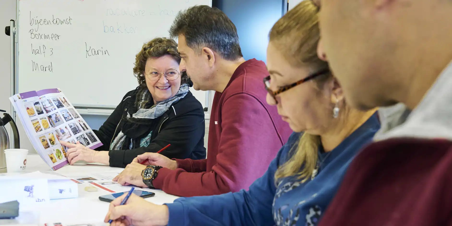 Marja Hodes is Docent NT2 bij IBN en geeft uitleg aan haar kandidaten