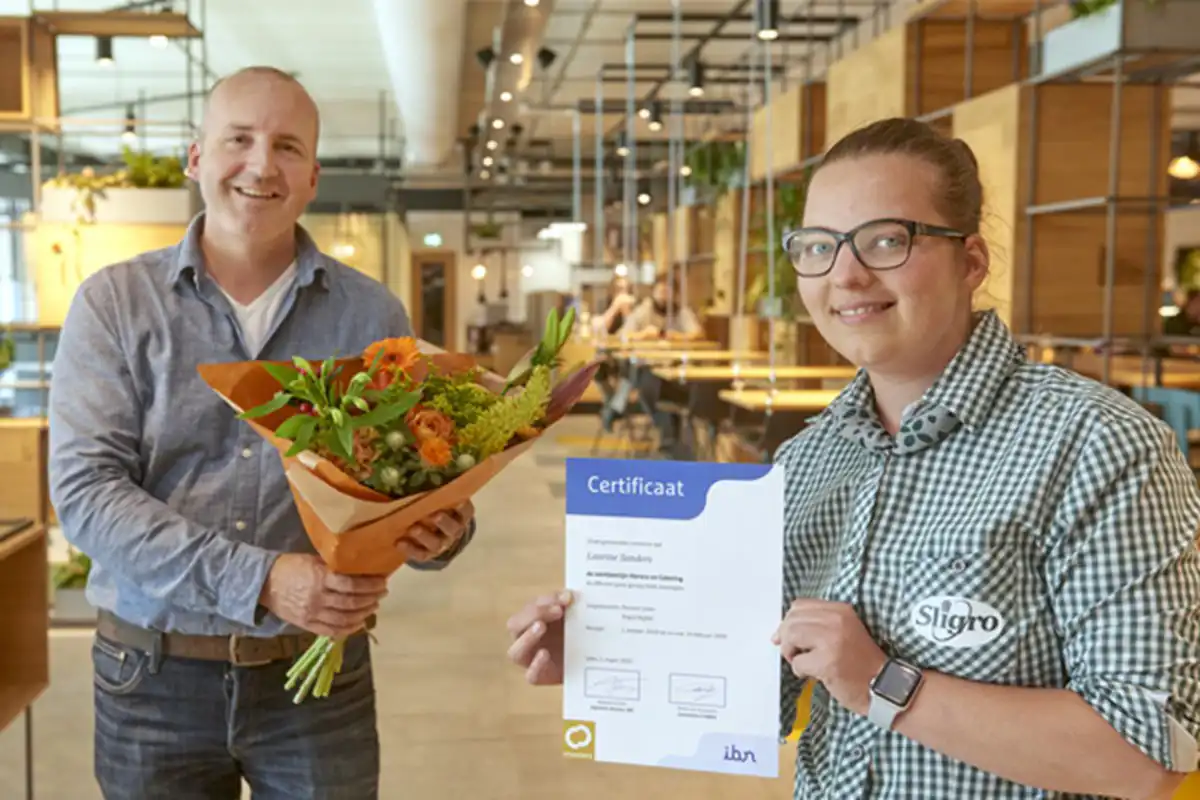 Laurine trots met haar certificaat op de foto