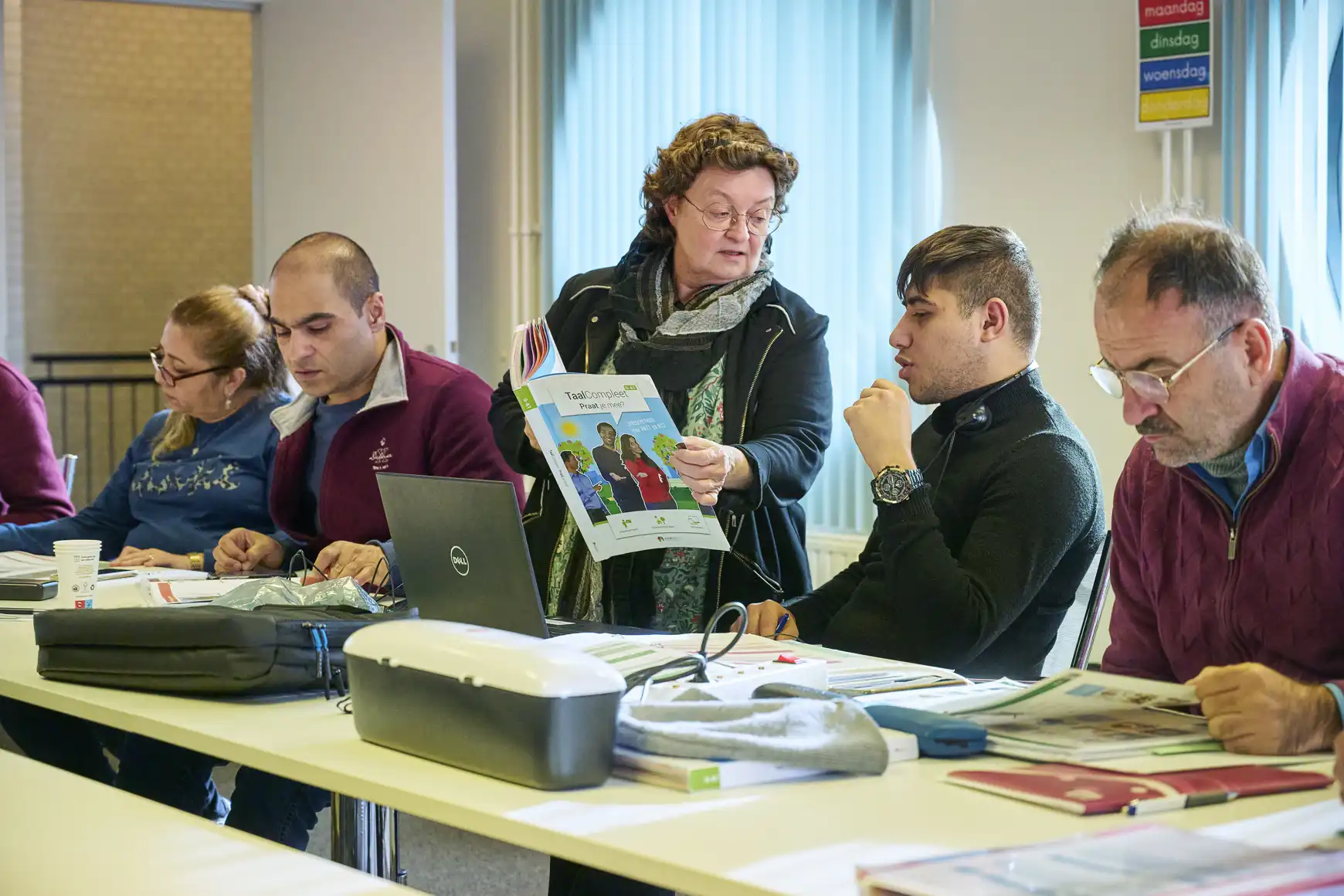 Marja die les geeft vanuit een boek