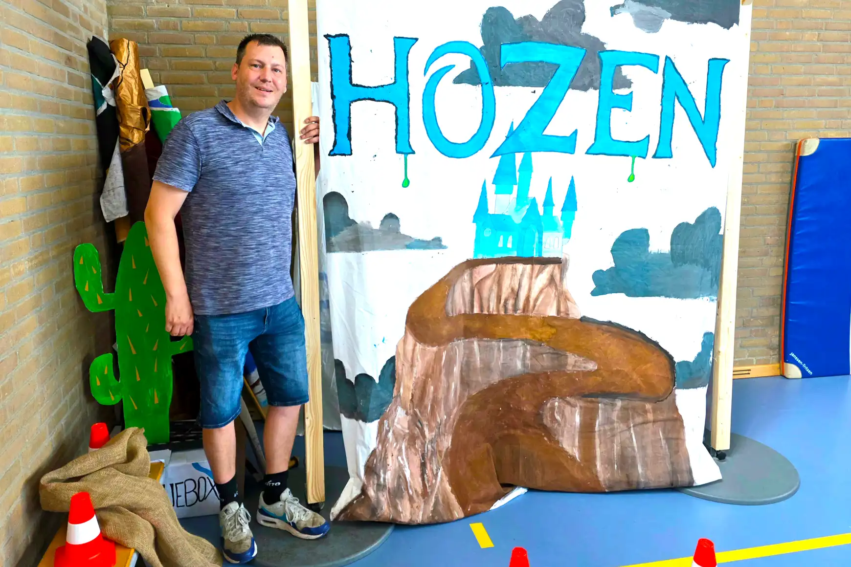 Rick helpt leerlingen met materialen voor musicals