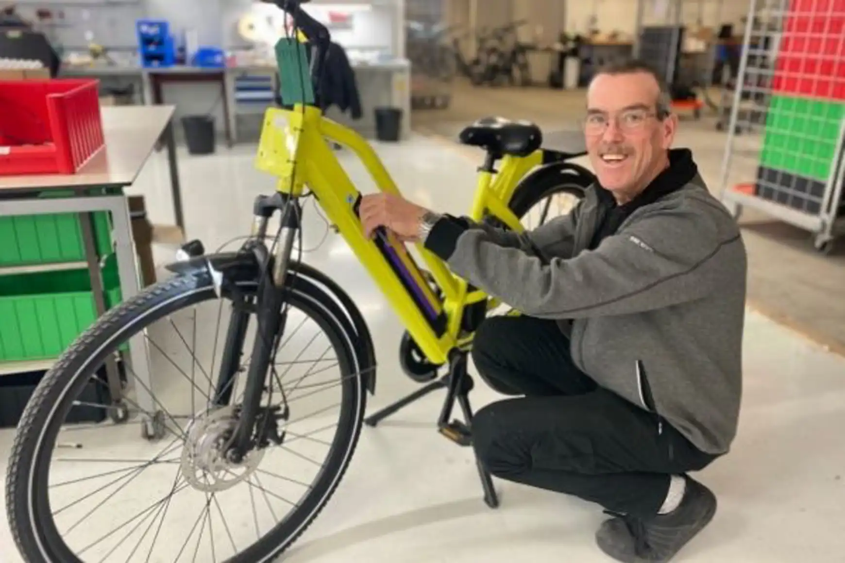 Aan het werk aan een fietsaccu