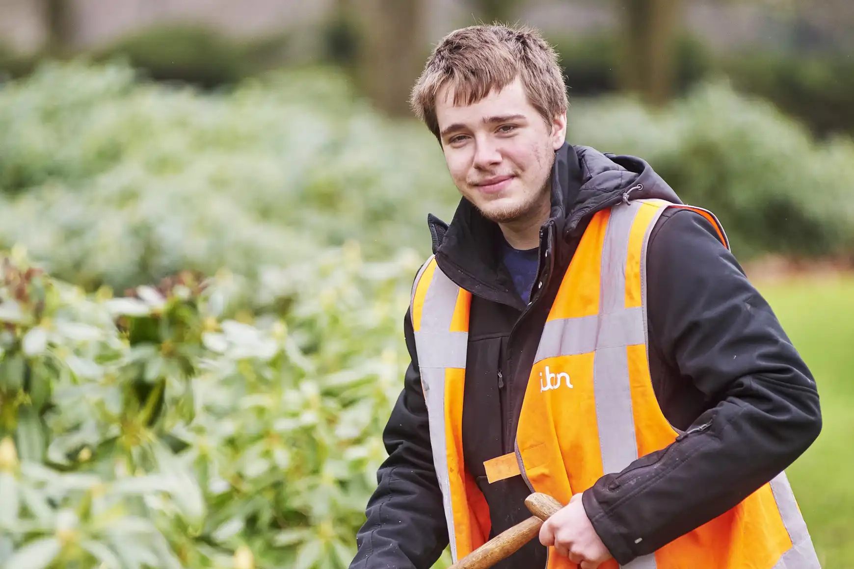 Op foto Jamie aan het werk in het groen