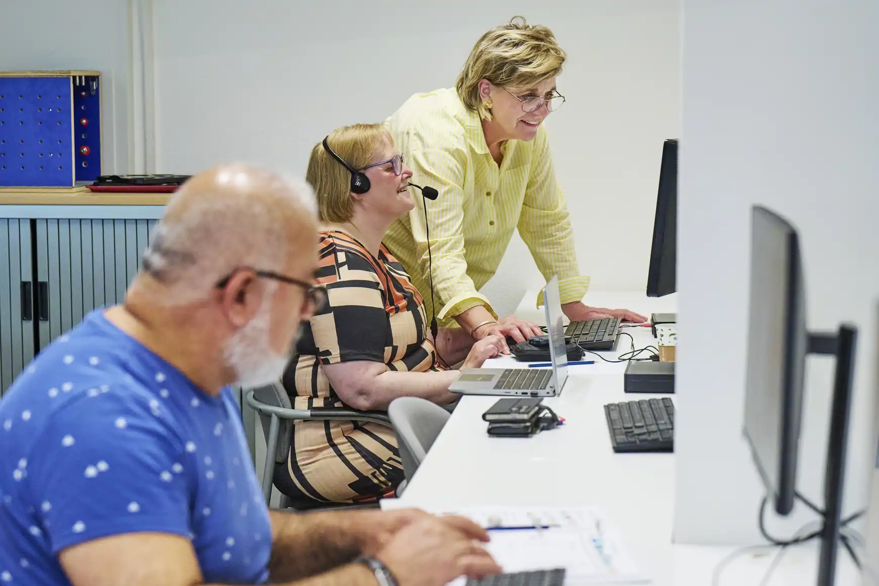 Jacqueline aan het werk op de computer