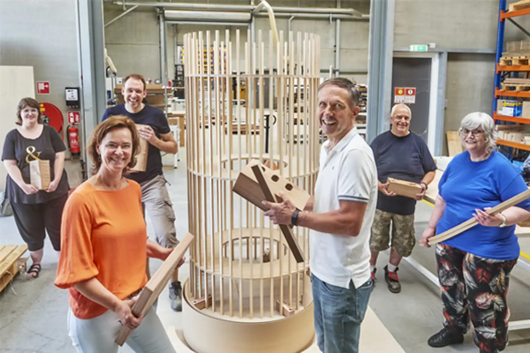 De medewerkers op de werkplek, samen met de consulent en eigenaar van Woodmill