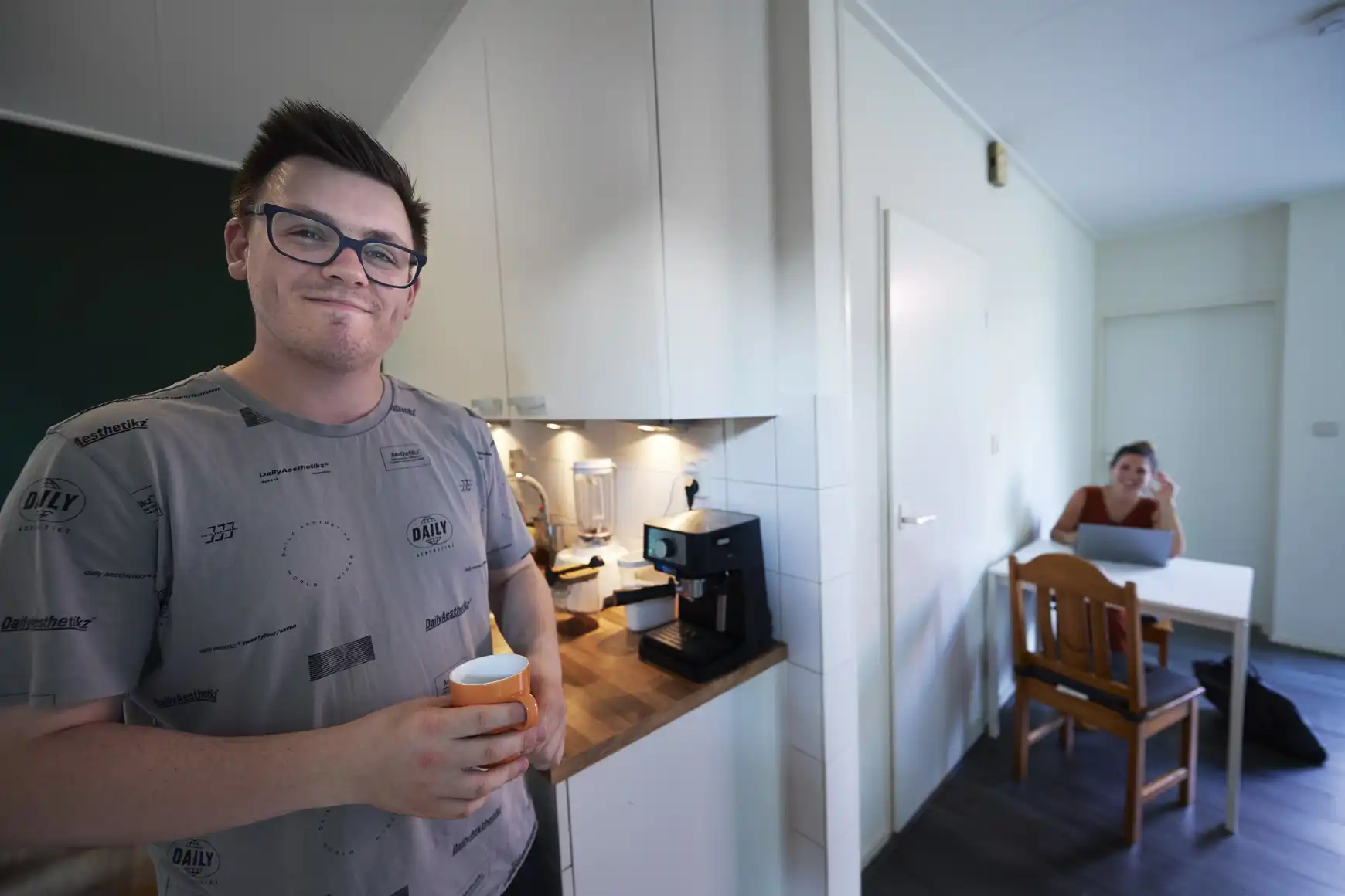 Joël in zijn huiskamer