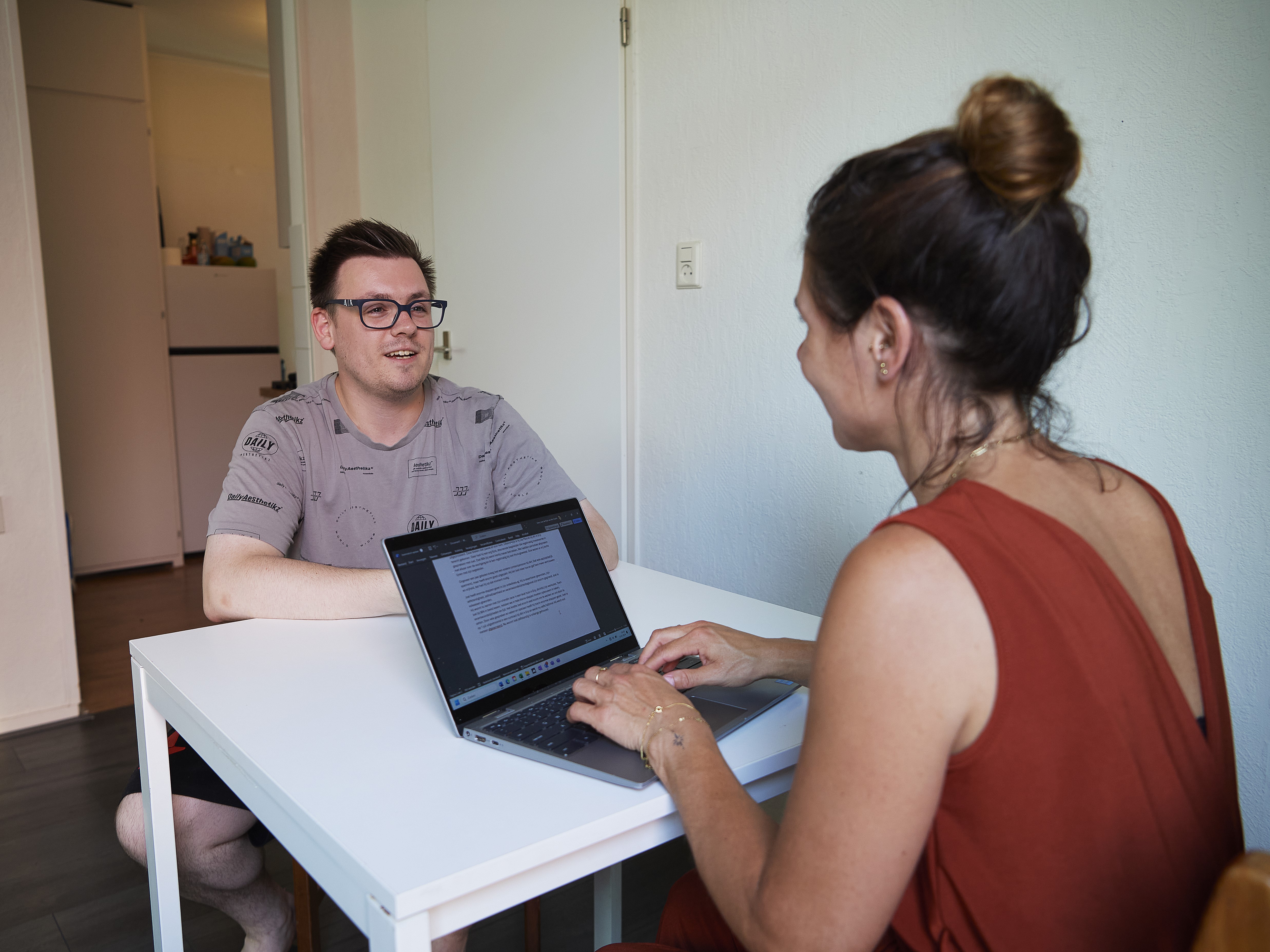 Joël met zijn consulente van IBN aan tafel
