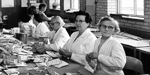 Zwart wit foto van medewerkers die vroeger bij de start van IBN hun werkzaamheden verrichten