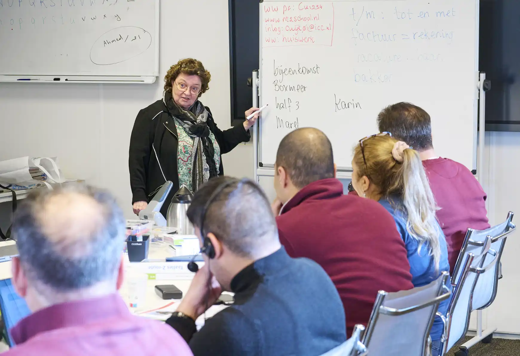 Marja die woorden aanwijst op het bord