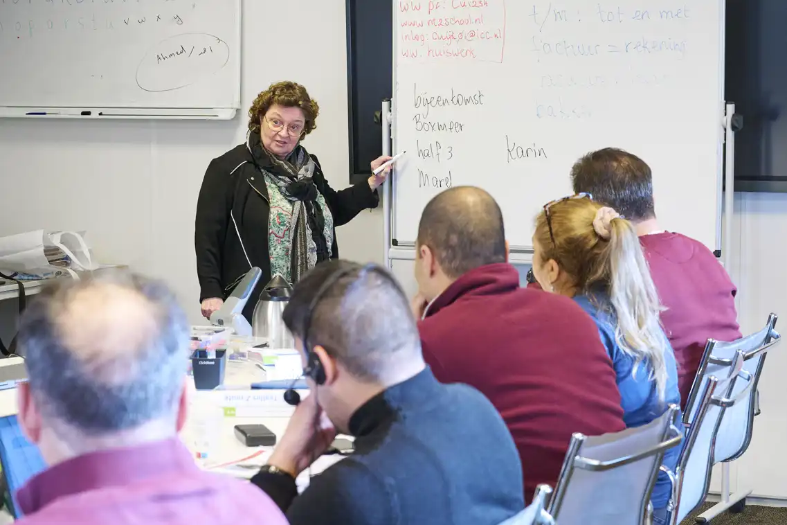 Marja die woorden aanwijst op het bord