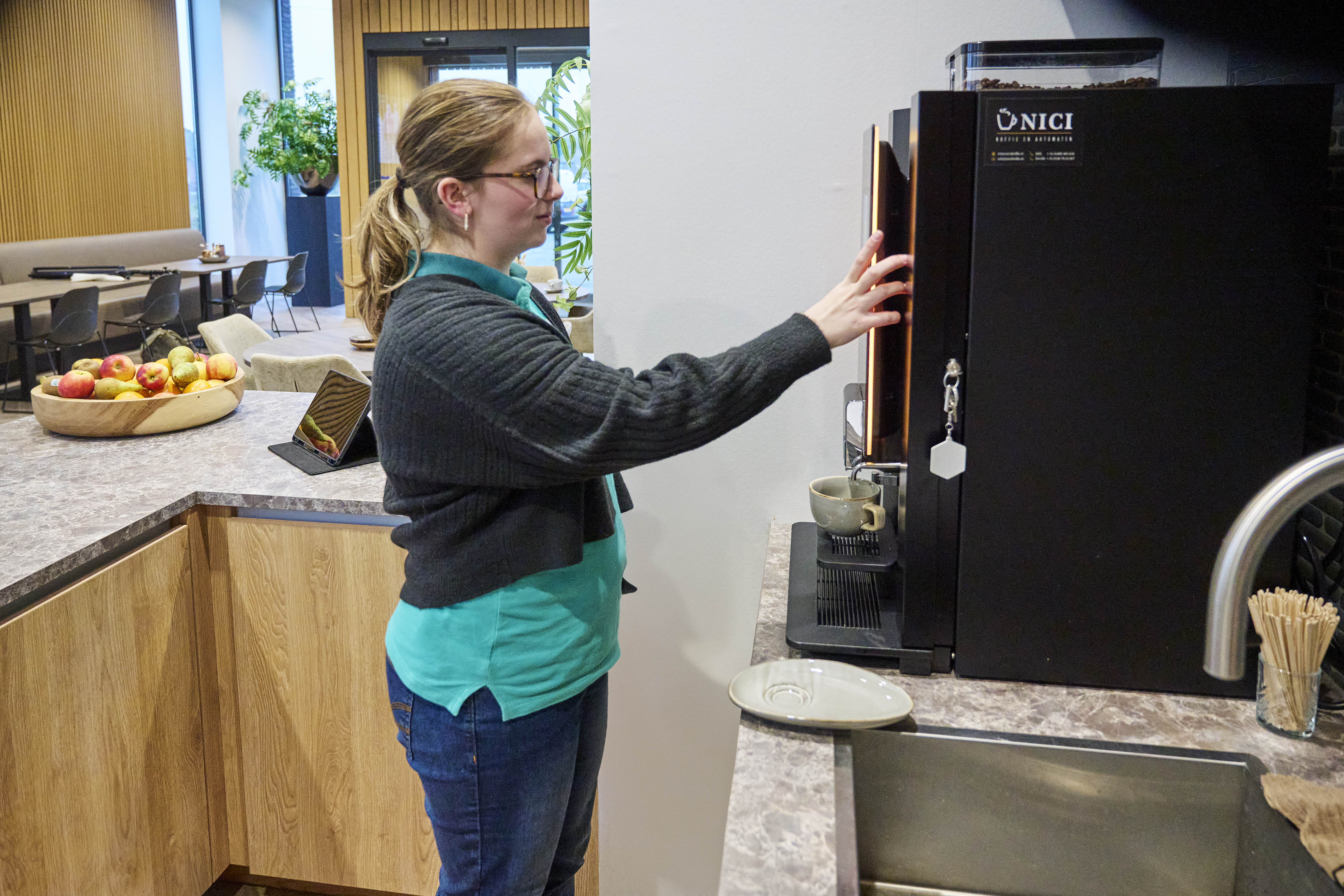 Sterre zorgt voor koffie voor de bezoekers