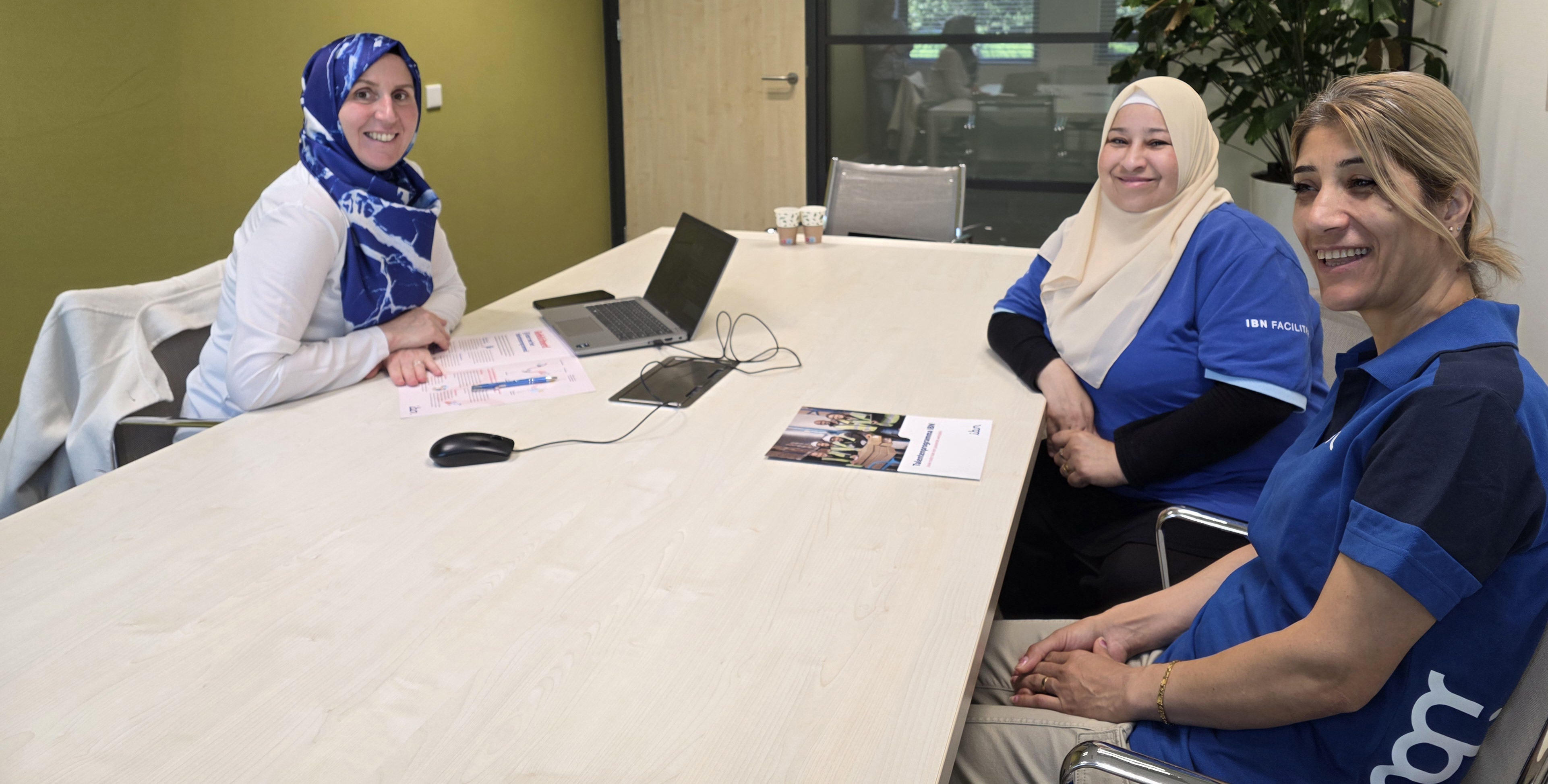 Songul met twee medewerkers van IBN