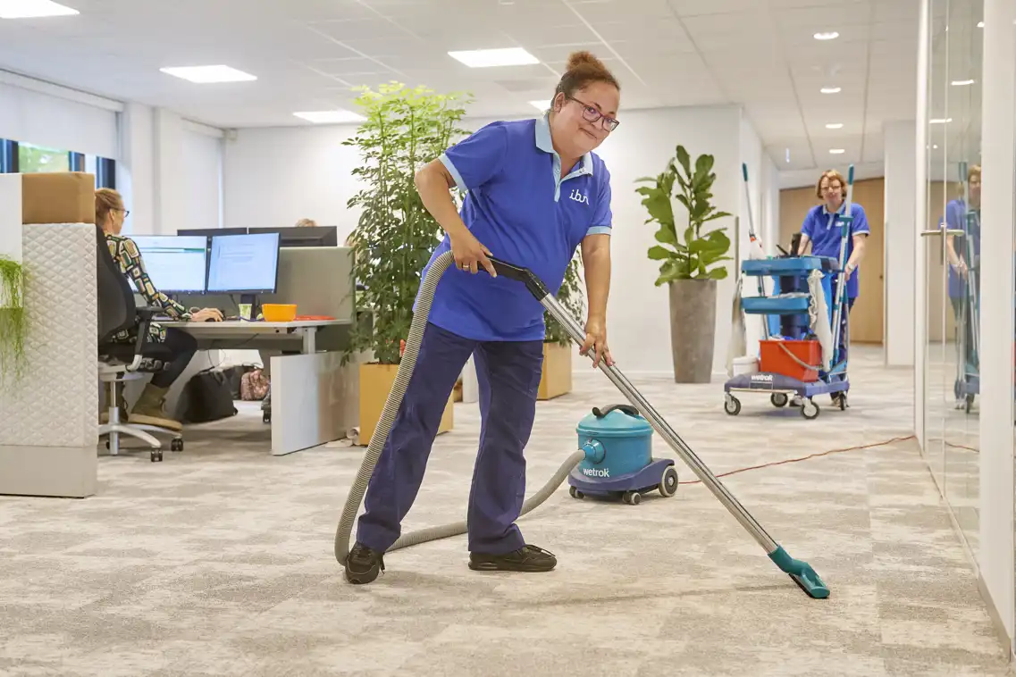 IBN medewerker aan het stofzuigen
