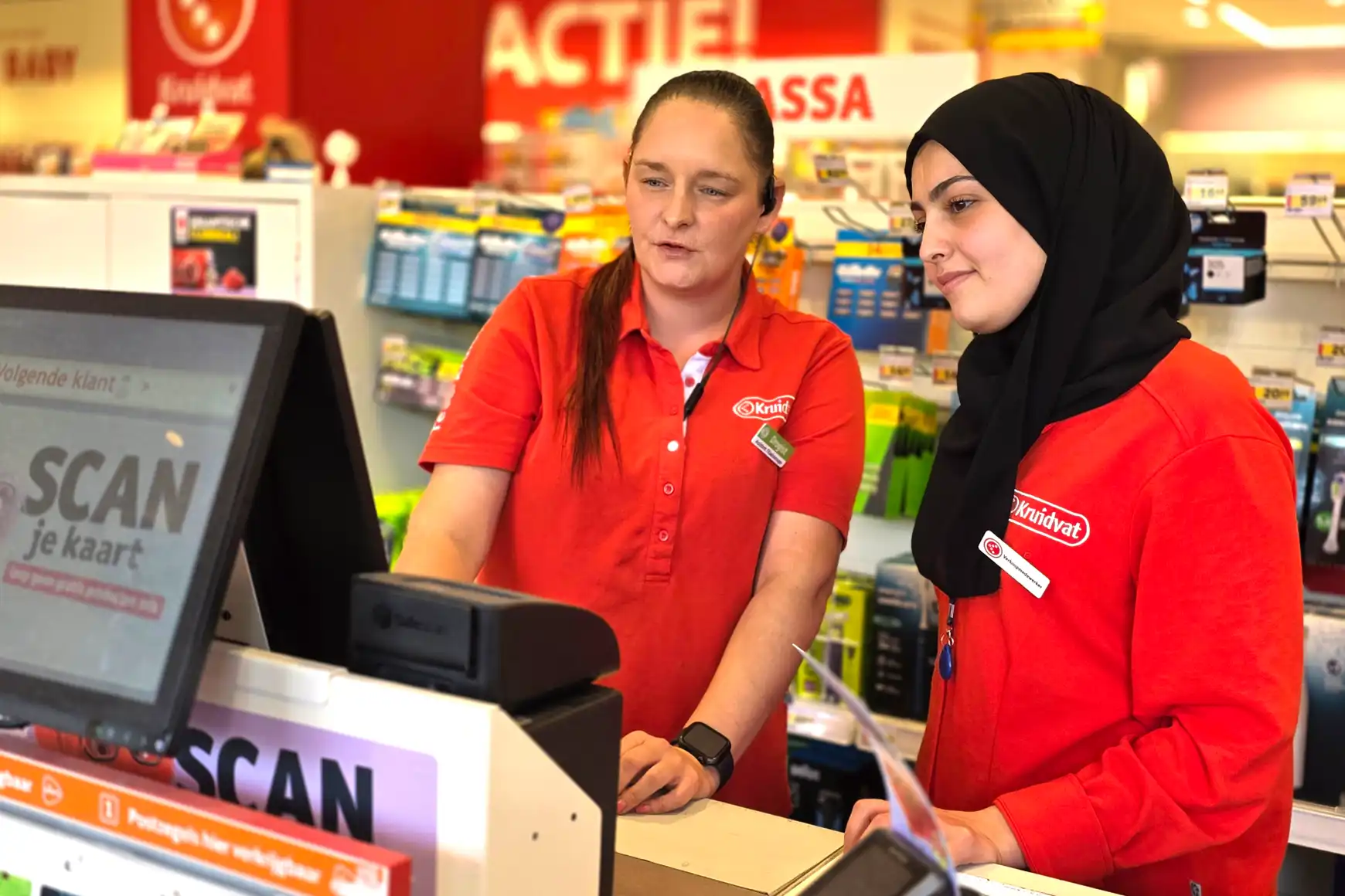 Aya samen met een collega