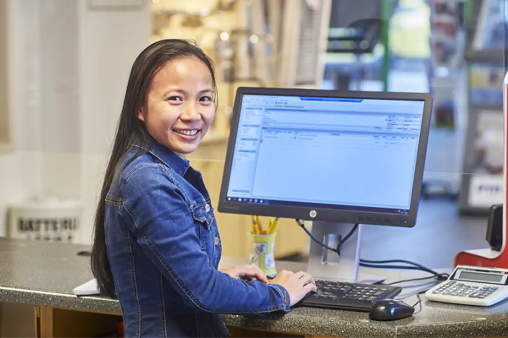 Hang aan het werk achter de computer