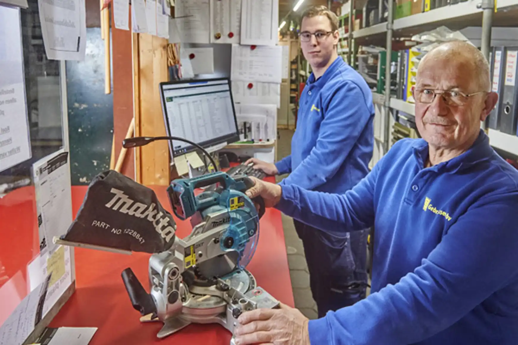 Stijn en Walter samen aan het werk in het gereedschapsmagazijn